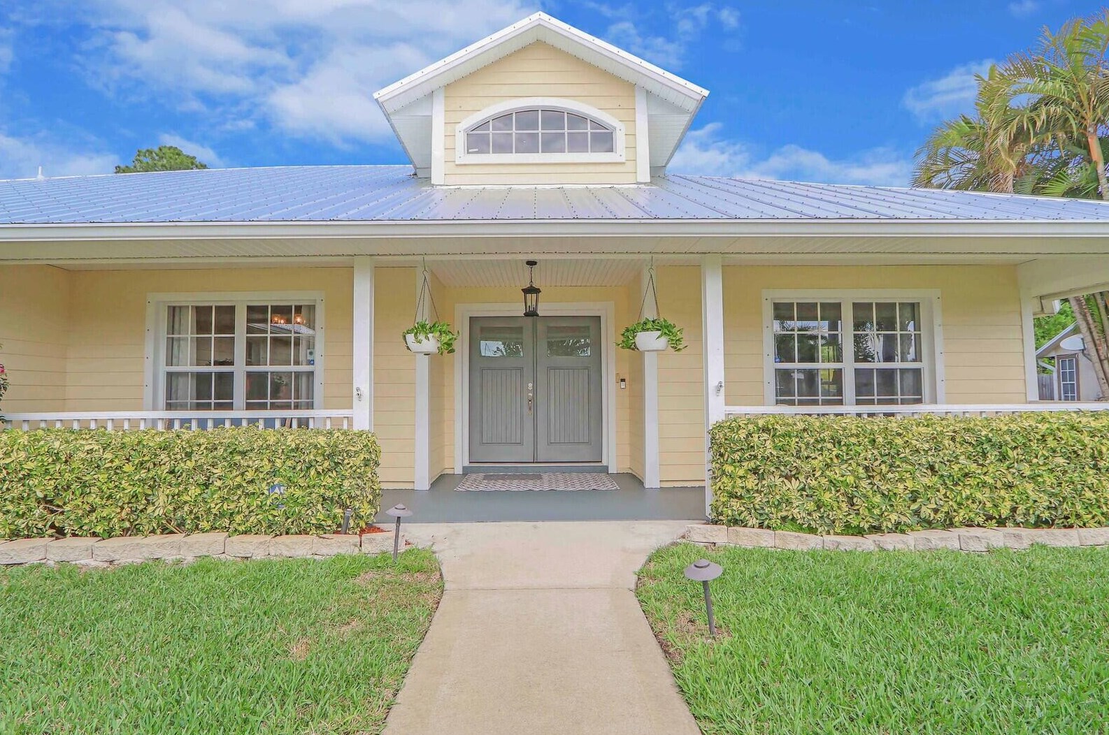 725 Carnation Dr, Sebastian, FL 32958-4911