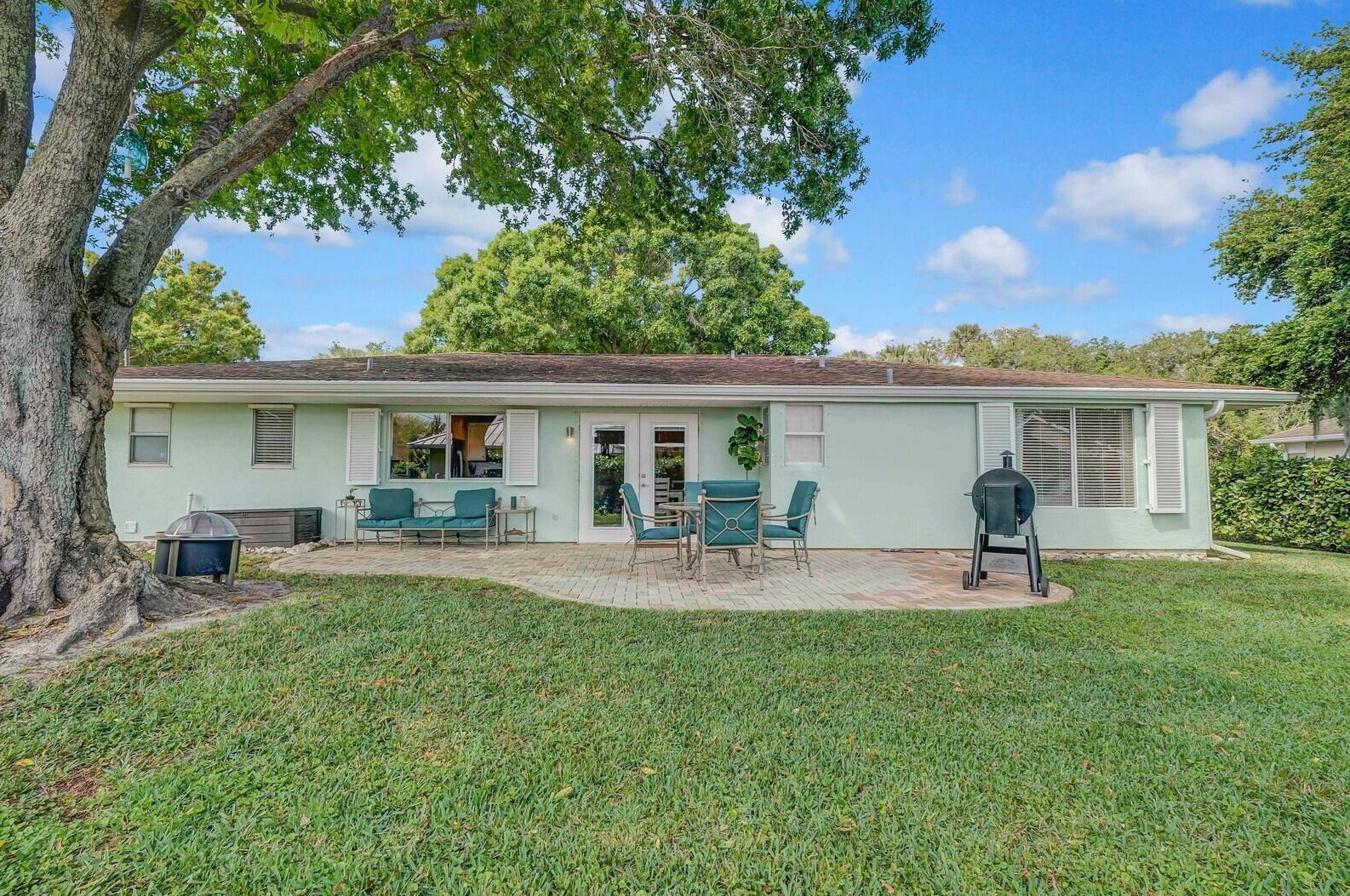 1964 5th Ave, Vero Beach FL  32962-7303 exterior