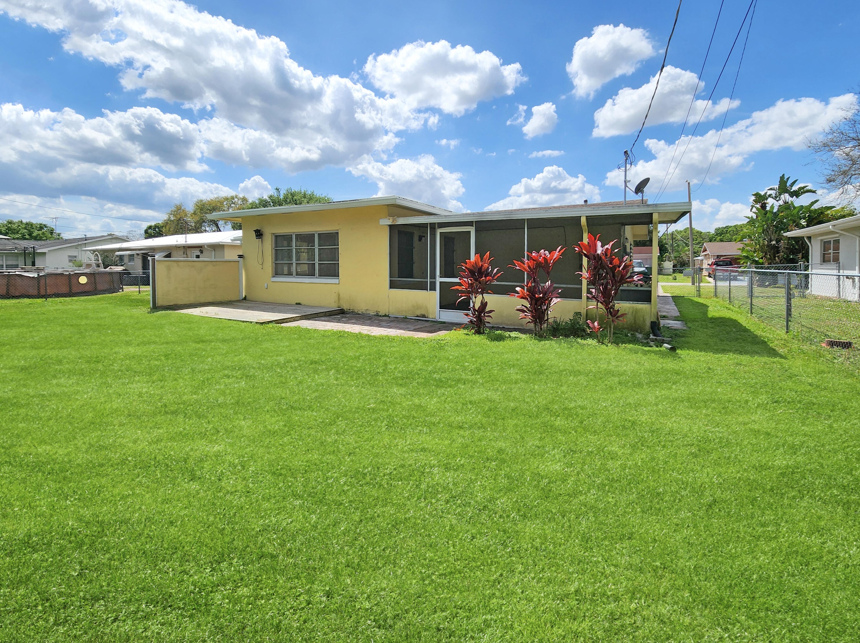 217 Arbor Ave, Fort Pierce, FL 34952-1311
