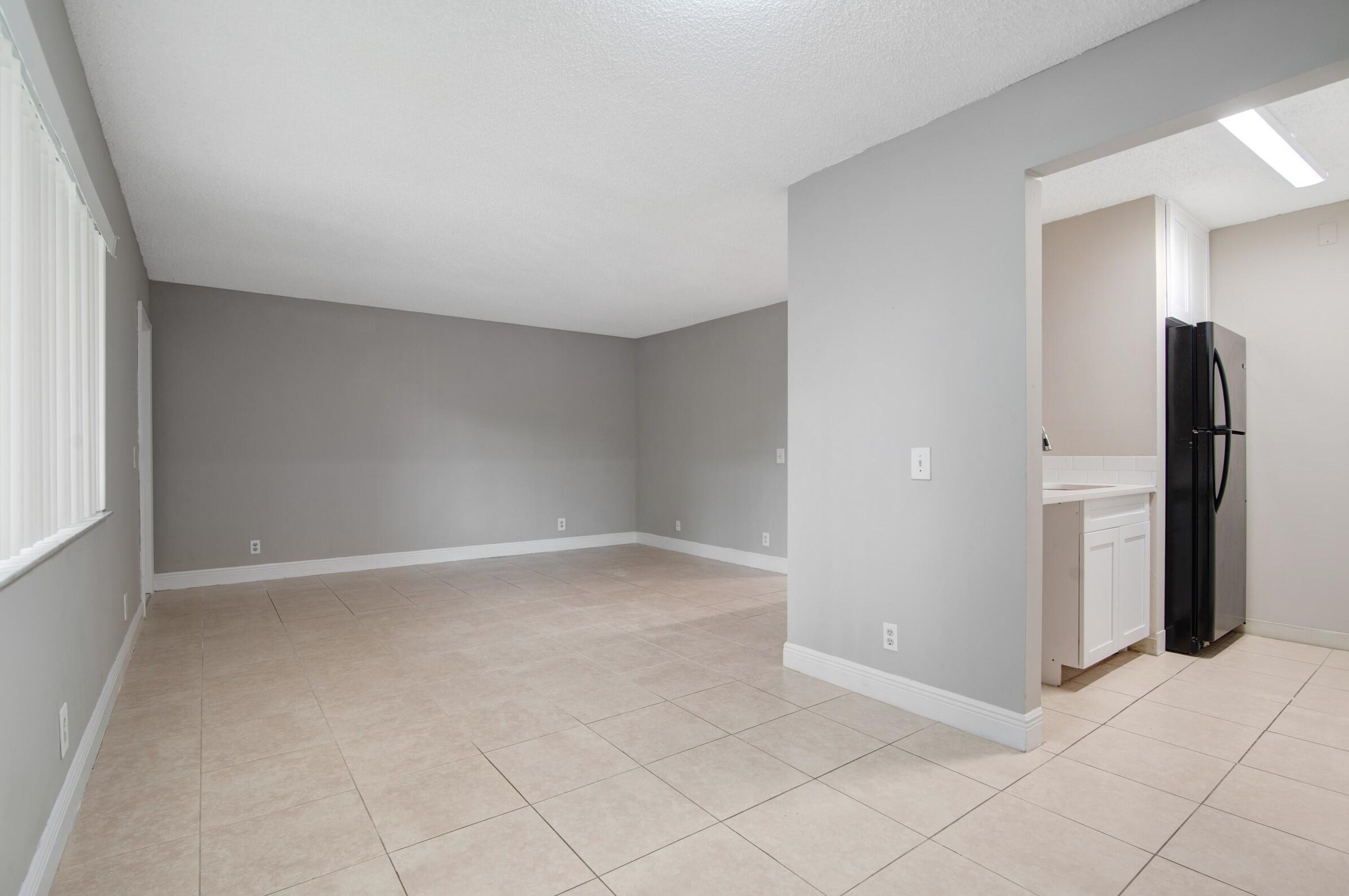 516 Meadows Cir, Boynton Beach, FL 33436