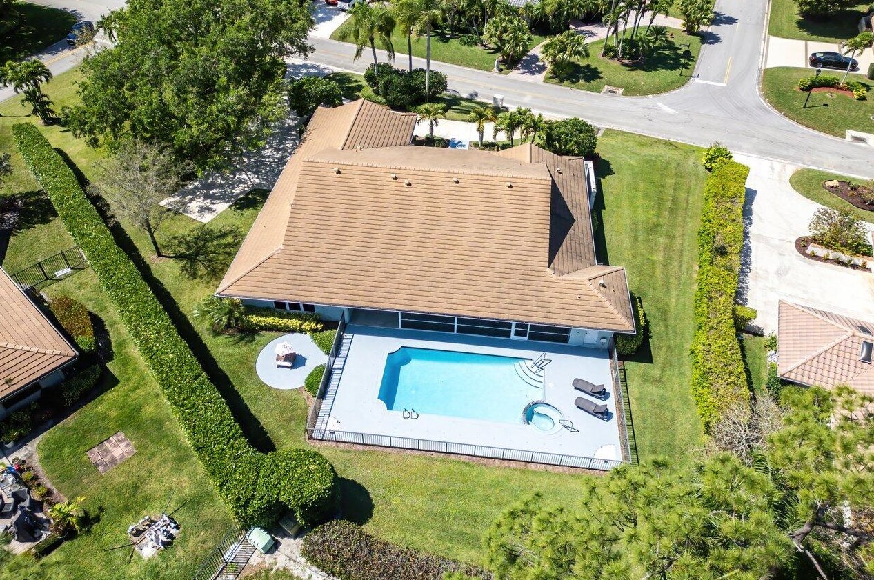 570 Country Club Dr, Lake Worth, FL 33462-1035