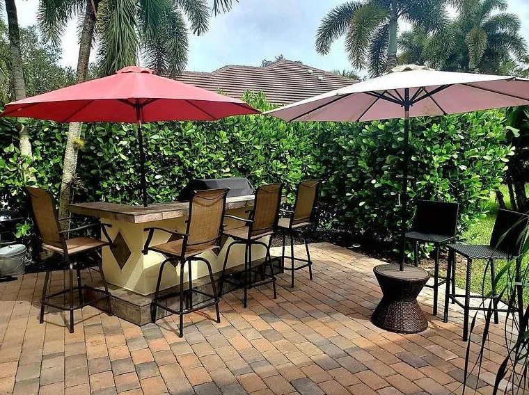 9042 Sedgewood Dr, Lake Worth FL  33467-6990 exterior