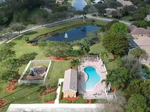 9042 Sedgewood Dr, Lake Worth FL  33467-6990 exterior