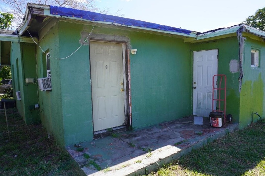 715 10th St, Fort Pierce, FL 34950-8542