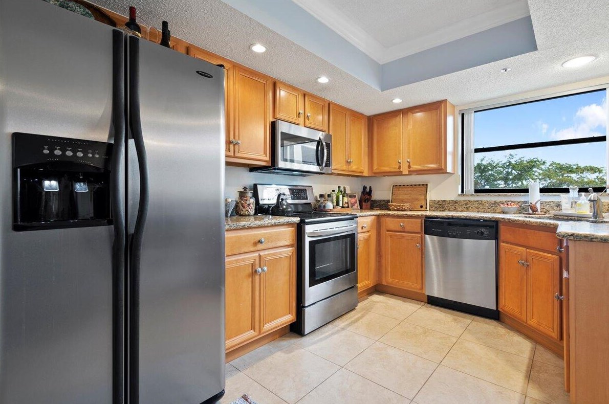 700 Uno Lago Dr #305, West Palm Beach, FL 33408