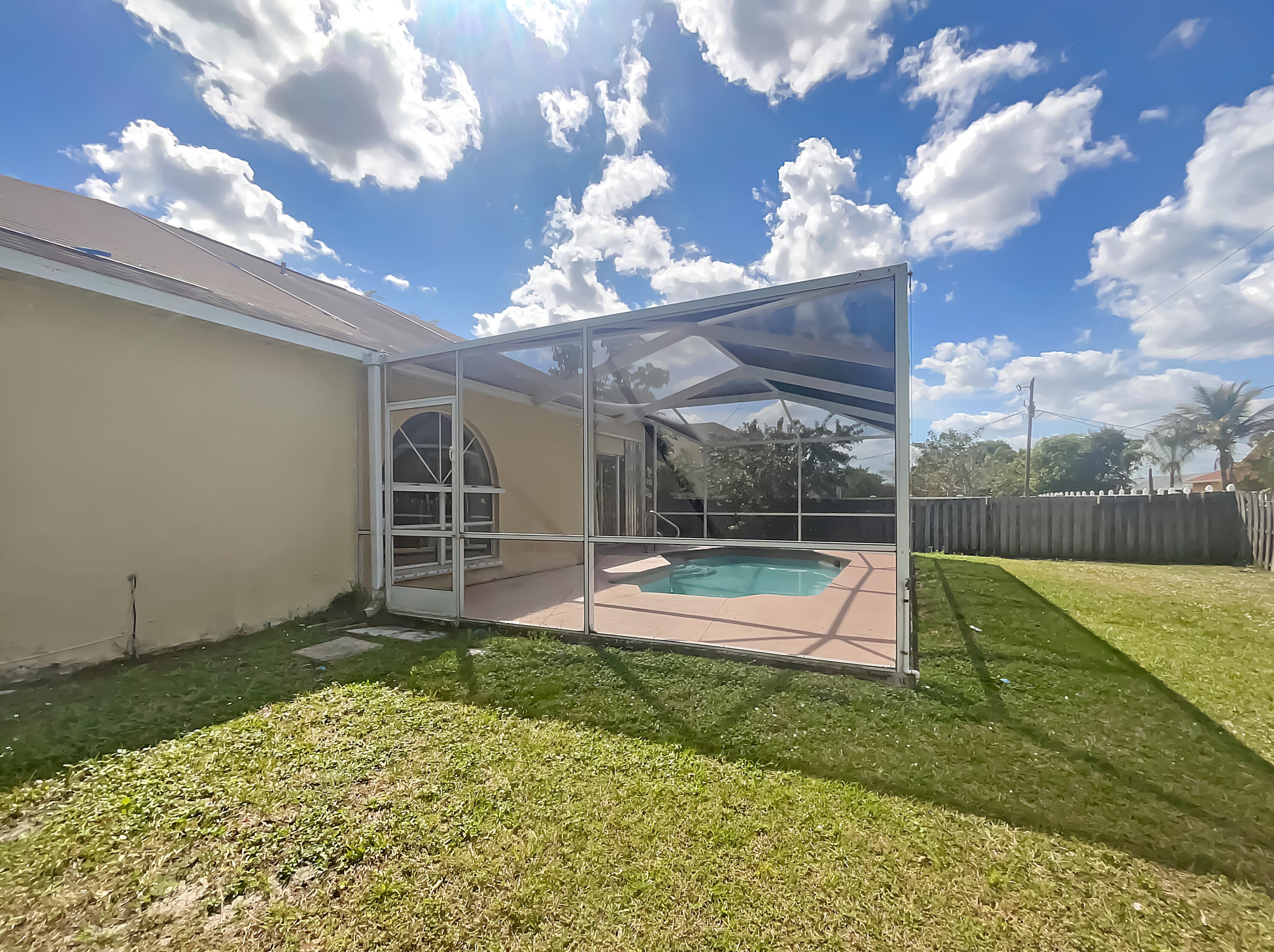 213 Ray Ave, Fort Pierce FL 34983-3067 exterior