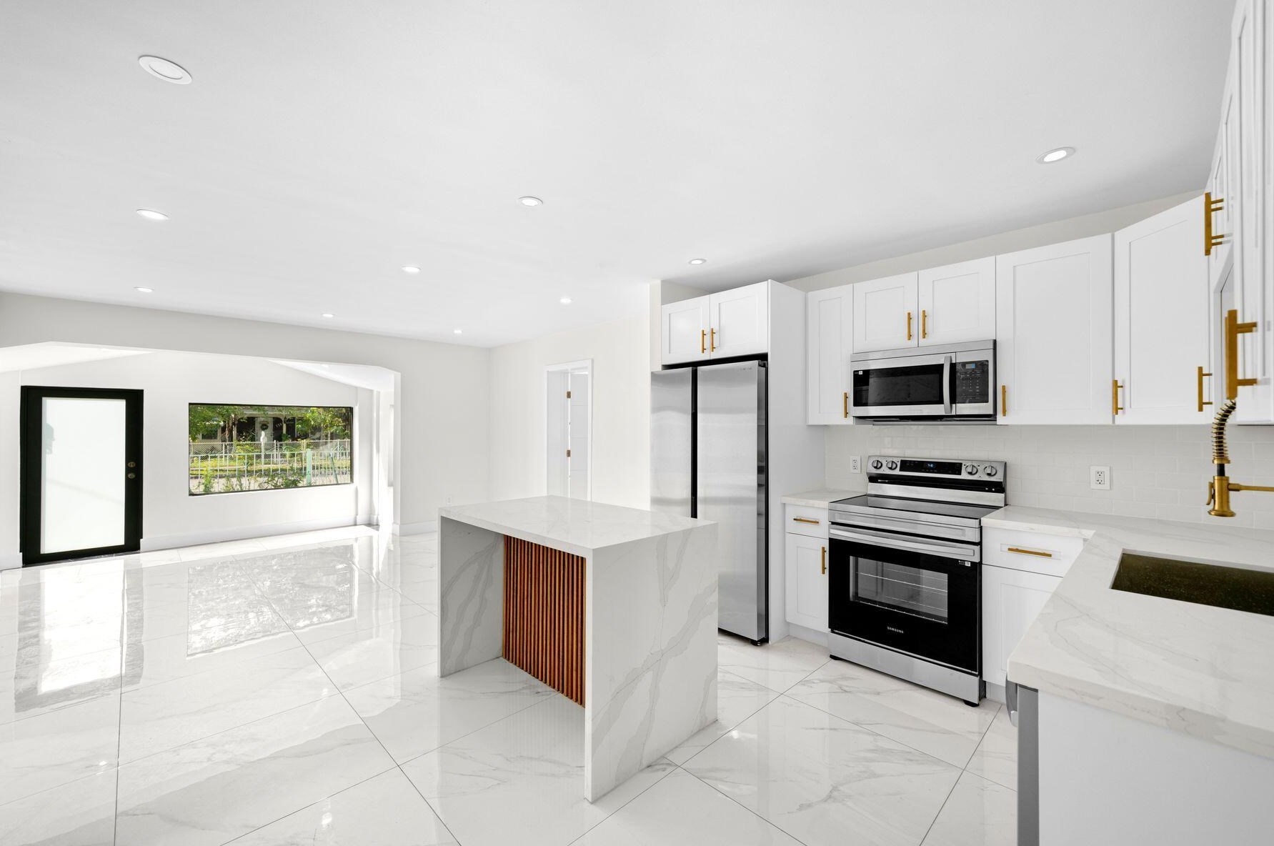 1367 41st St, Miami FL  33142-4889 exterior