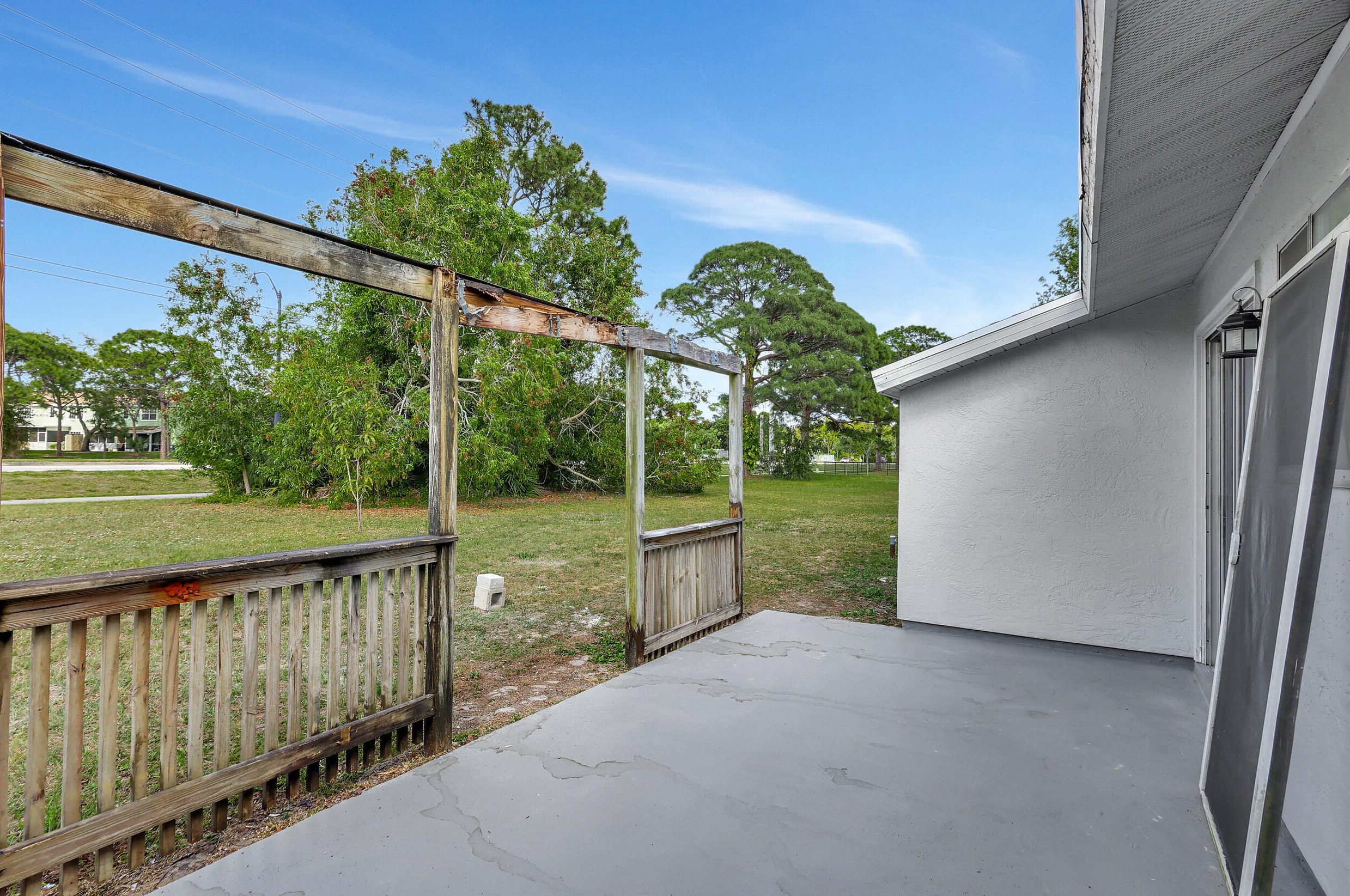 2041 Rainier Rd, Fort Pierce FL  34952-7613 exterior