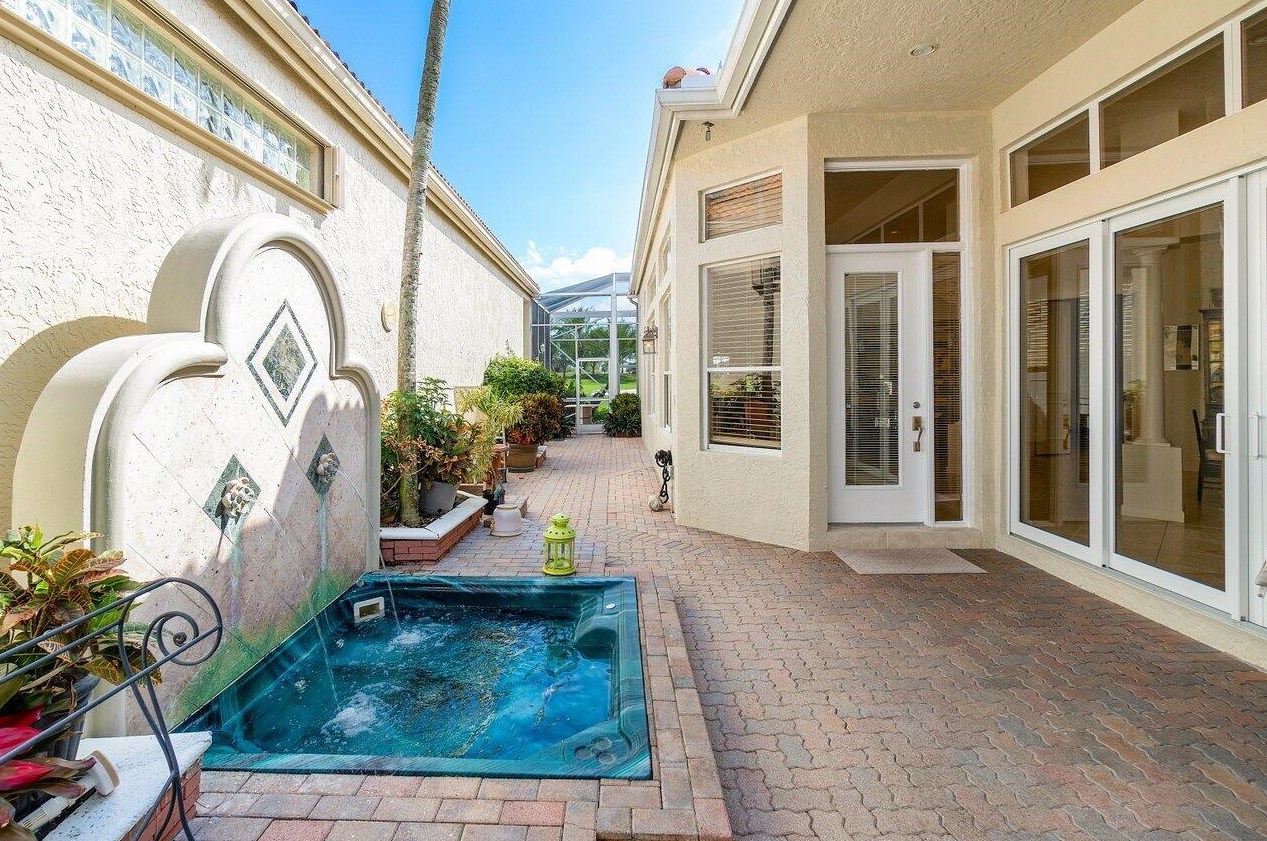 109 Coral Cay Dr, West Palm Beach FL  33418-4005 exterior