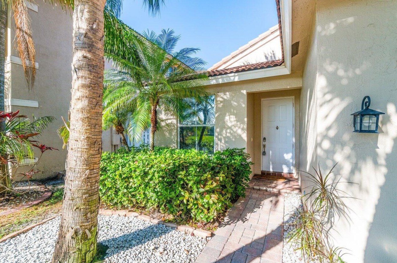 6561 Lurais Dr, Lake Worth, FL 33463-7481