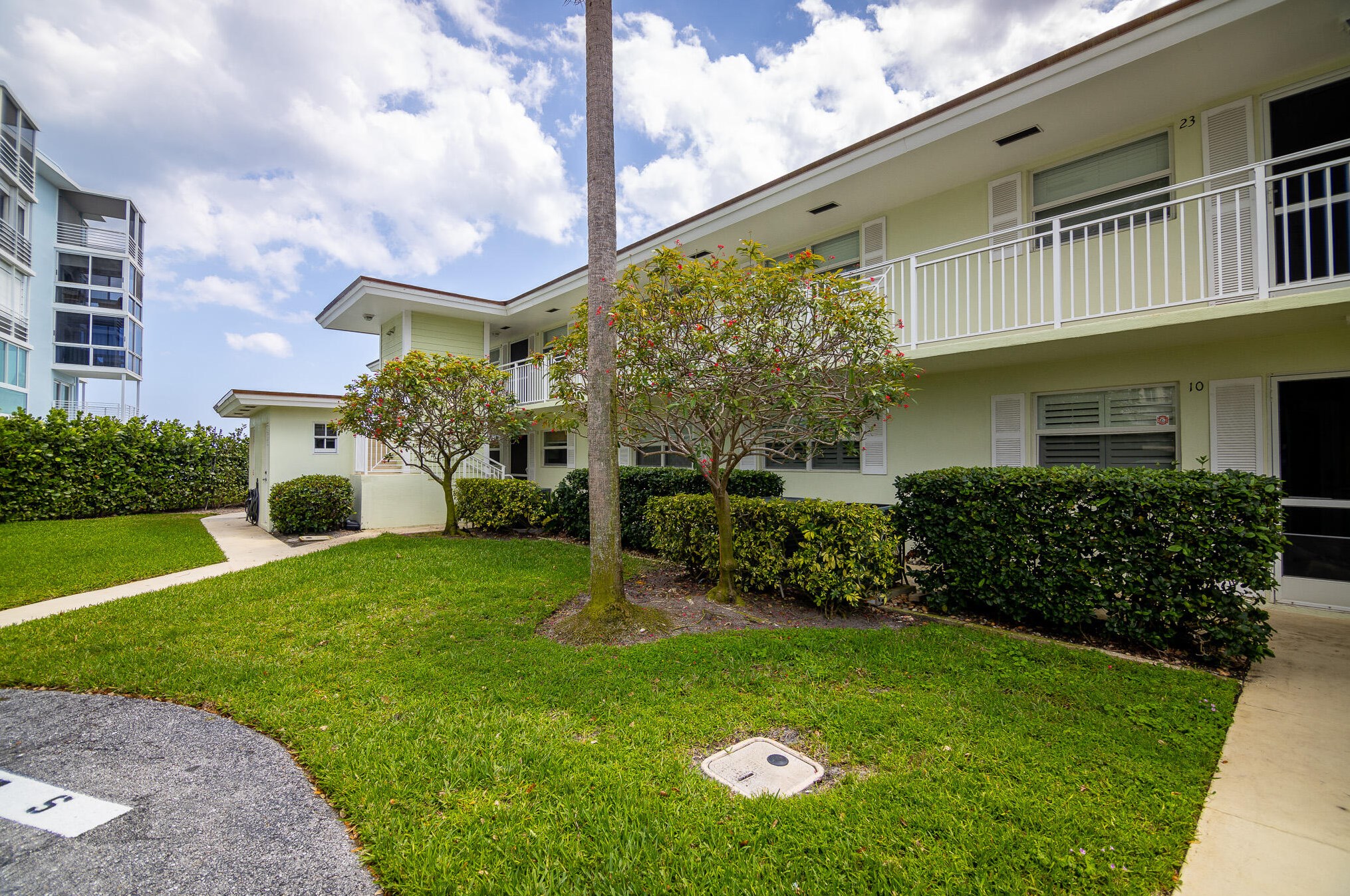 68 Yacht Club Dr #10, West Palm Beach, FL 33408