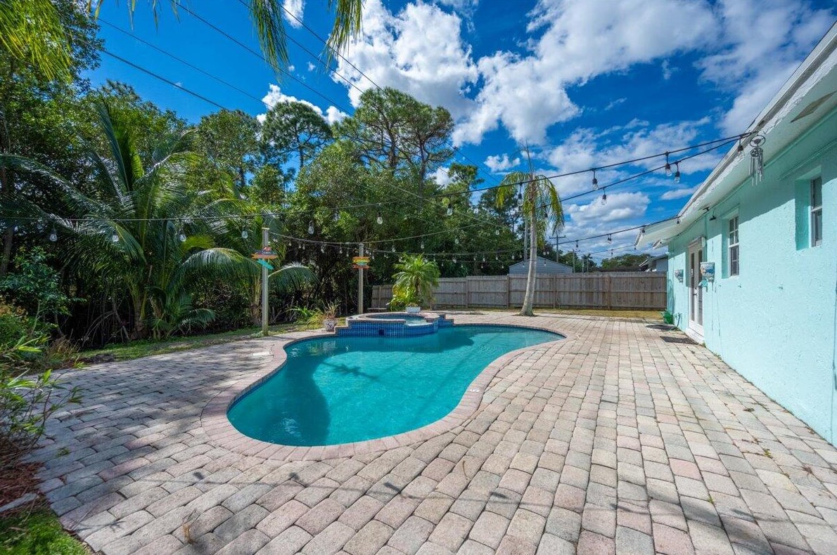 1012 Mohican Blvd, Jupiter, FL 33458