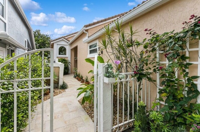 12931 Oak Knoll Dr, West Palm Beach, FL 33418-1439