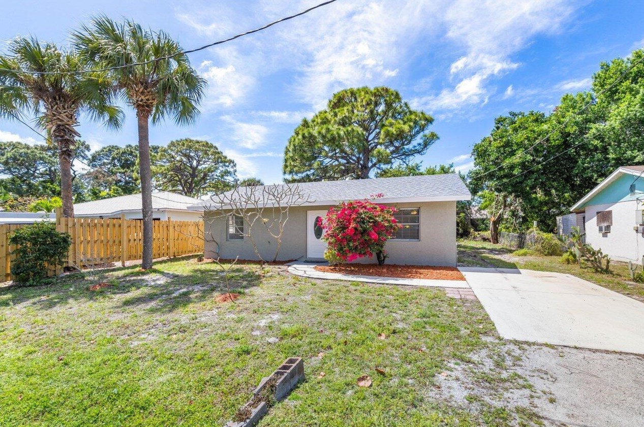 3415 Lake Dr, Fort Pierce, FL 34982-8450