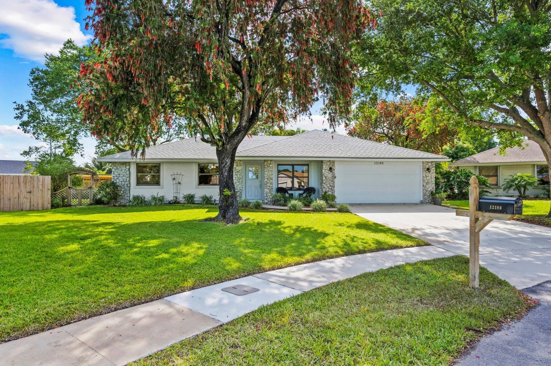 12186 Broadleaf Ct, West Palm Beach, FL 33414-5636