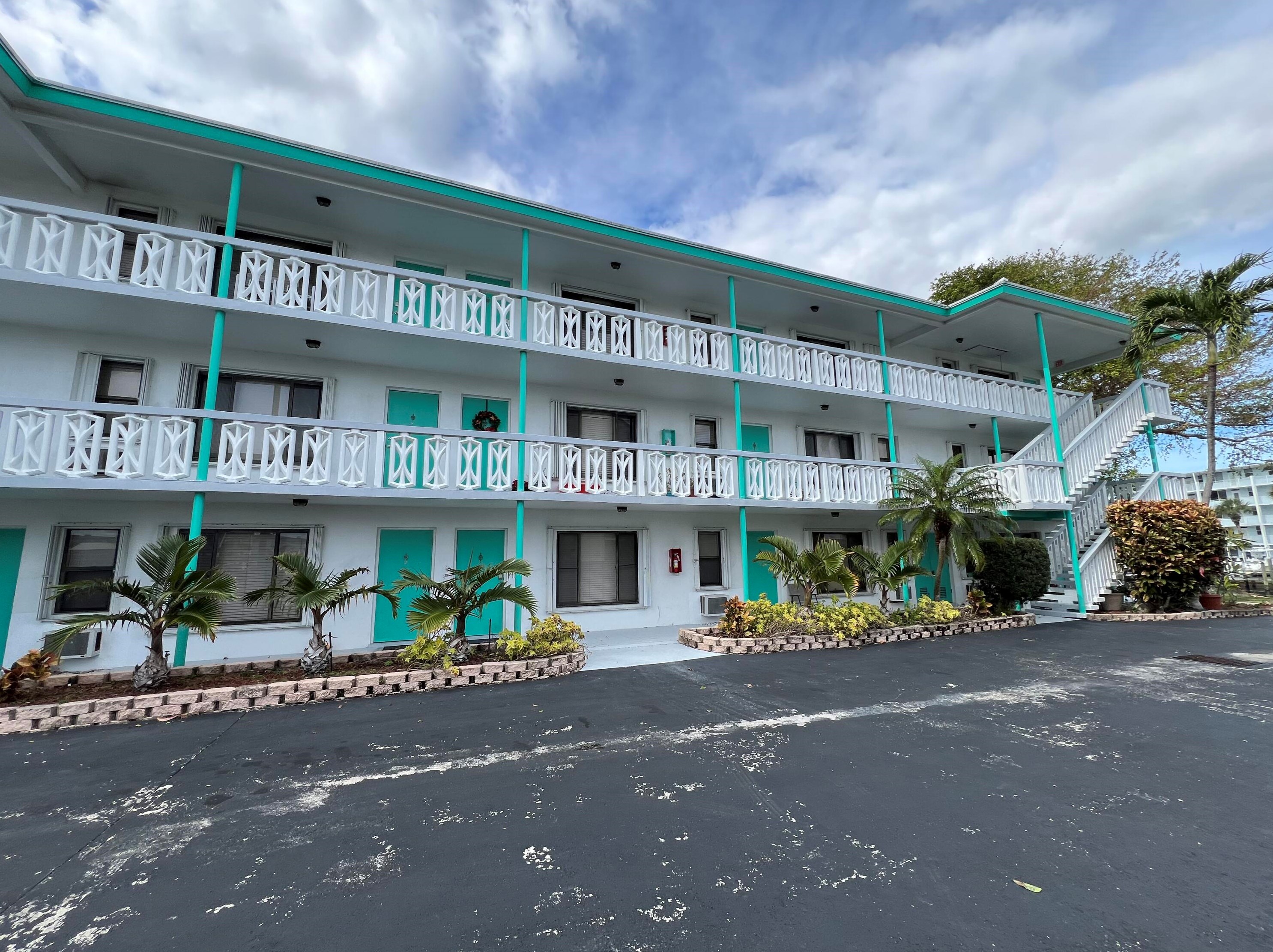131 Shore Ct, West Palm Beach, FL 33408-5509