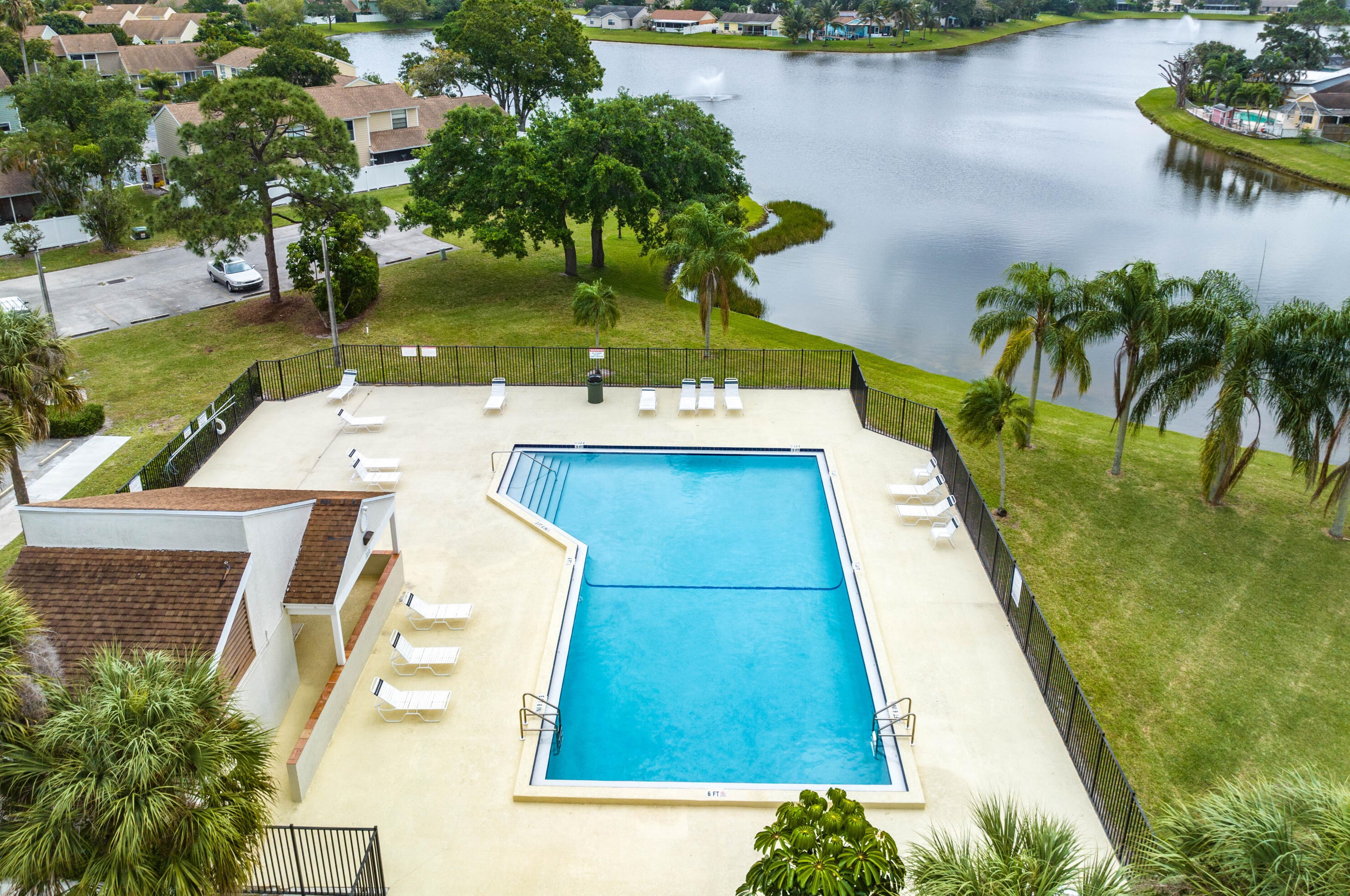 165 Lakeside Dr, Jupiter FL  33458-5517 exterior