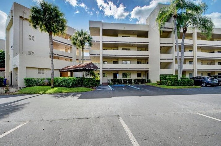 3154 Via Poinciana #108, Lake Worth, FL 33467