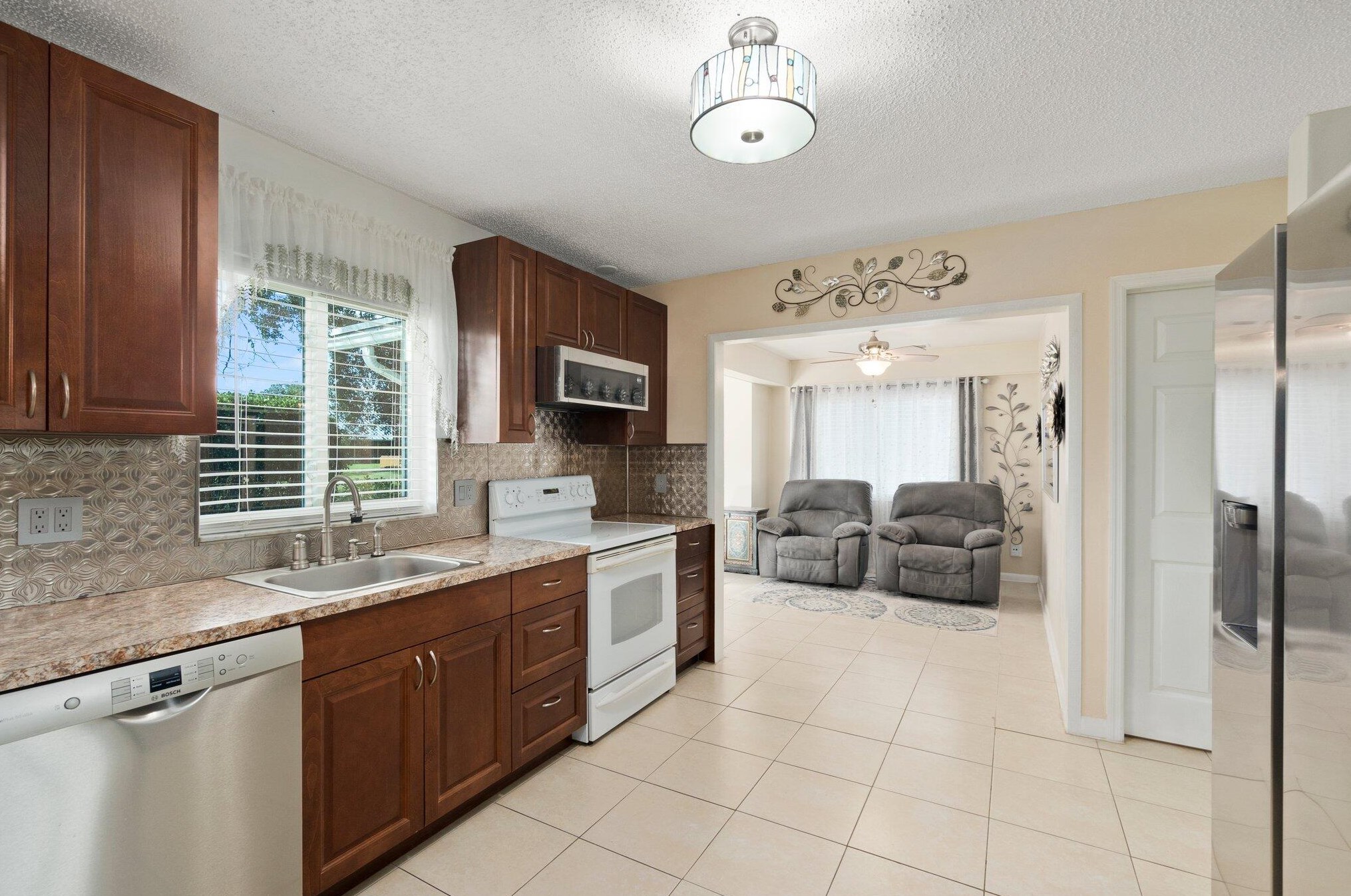 422 Sansom Ln, Fort Pierce FL 34953-2960 exterior