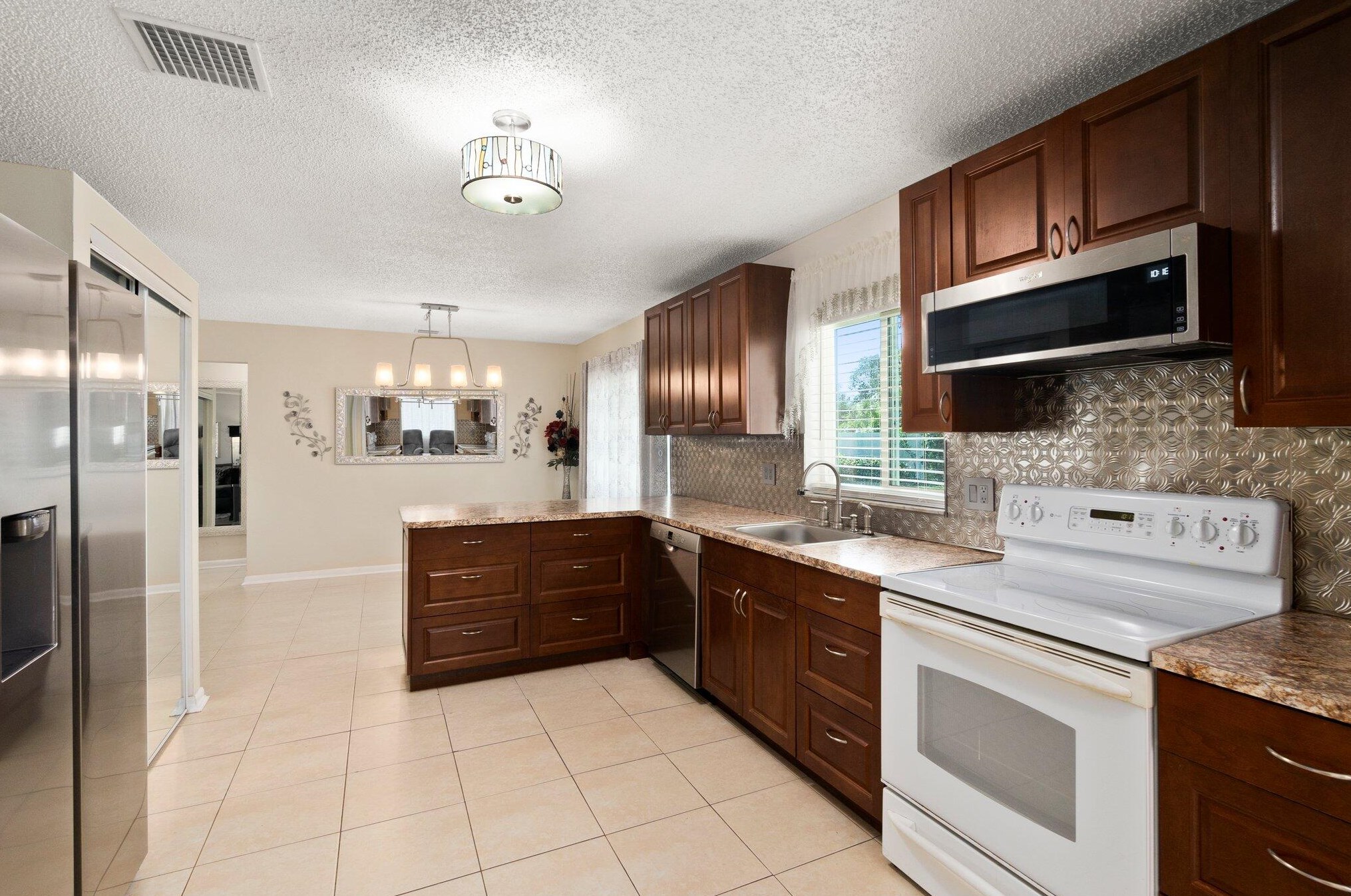 422 Sansom Ln, Fort Pierce FL 34953-2960 exterior