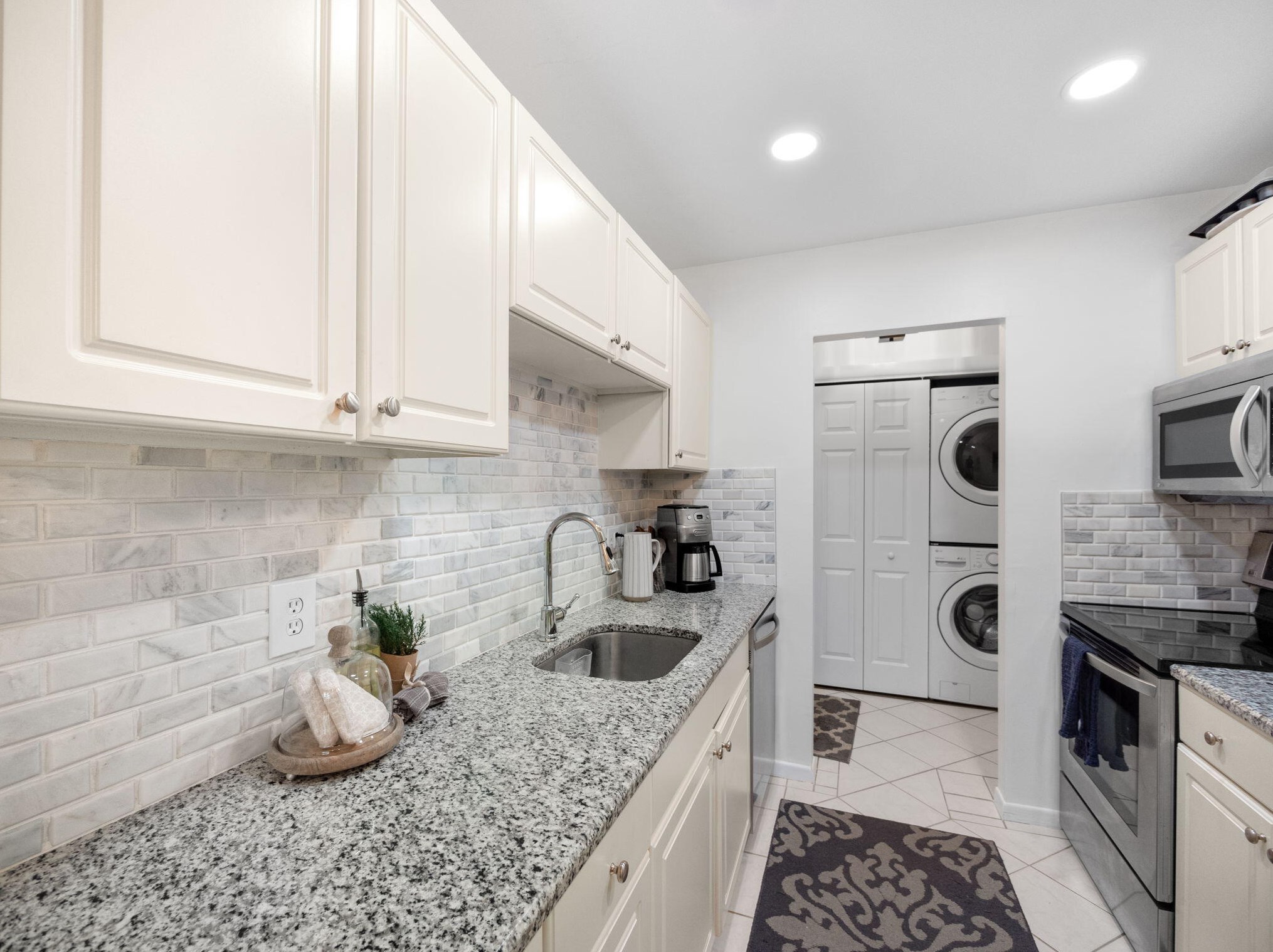 150 Pineview Rd #j2, Jupiter, FL 33469