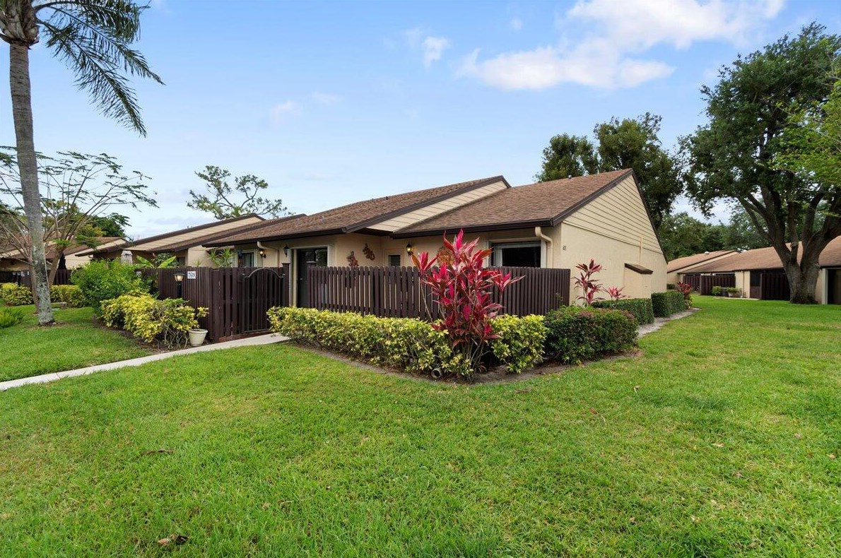 605 Sea Pine Way, West Palm Beach, FL 33415-8914