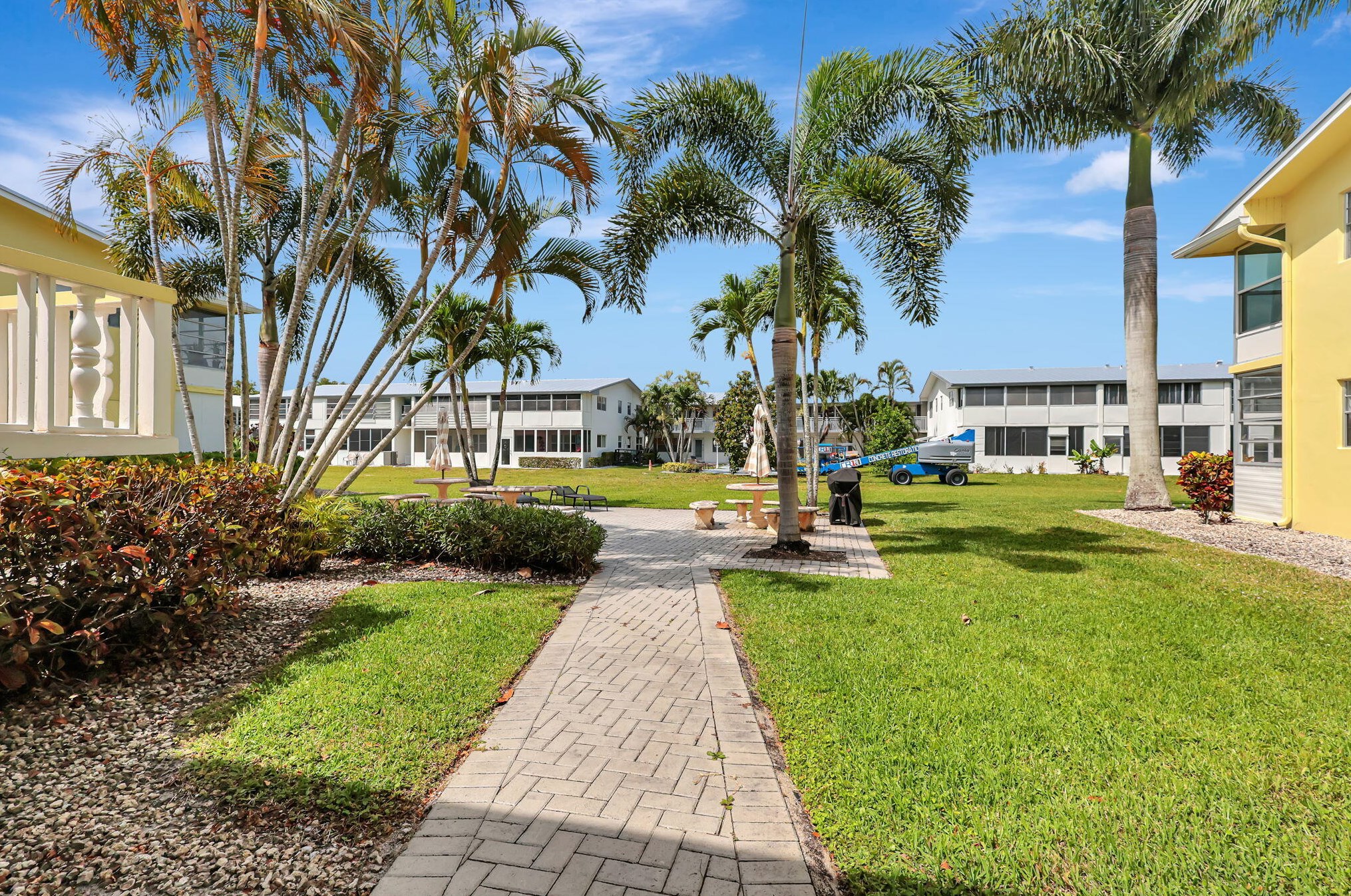 103 Sheffield, West Palm Beach FL  33417-1528 exterior