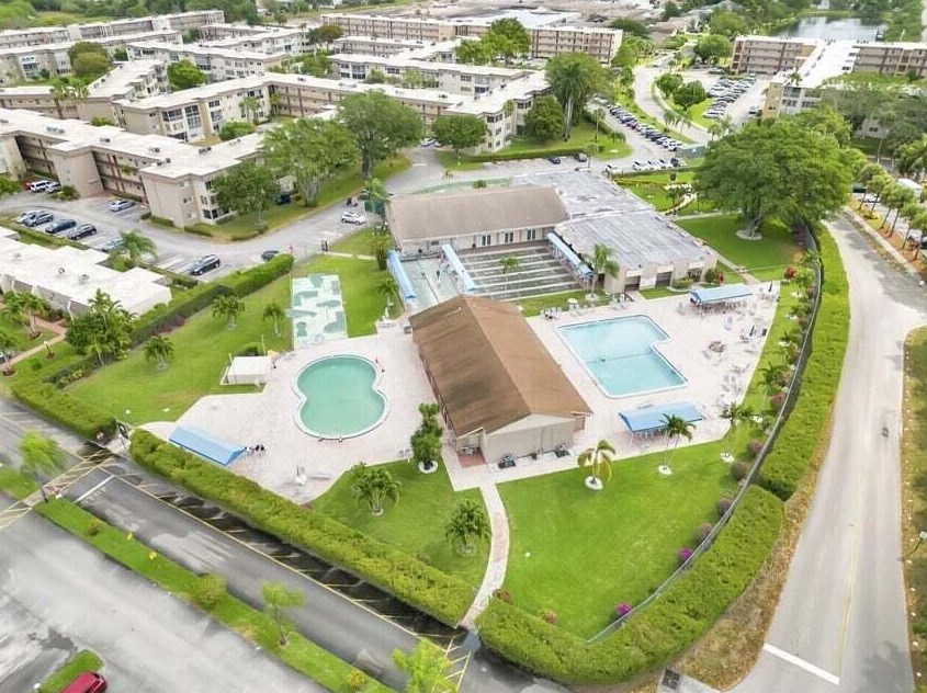 752 Lori Dr, Lake Worth FL  33461-1276 exterior