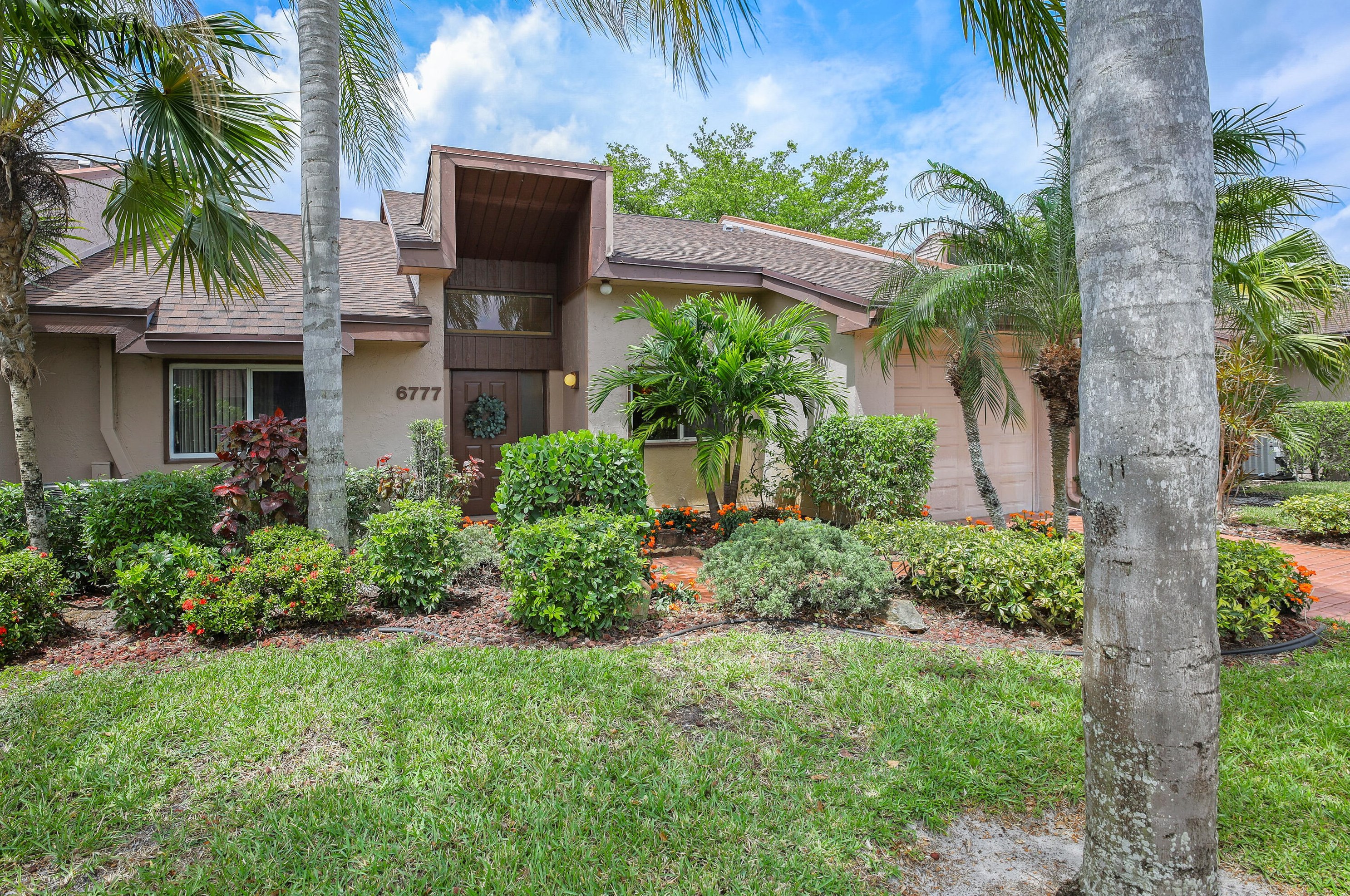 6777 Versailles Ct, Lake Worth, FL 33467-5063
