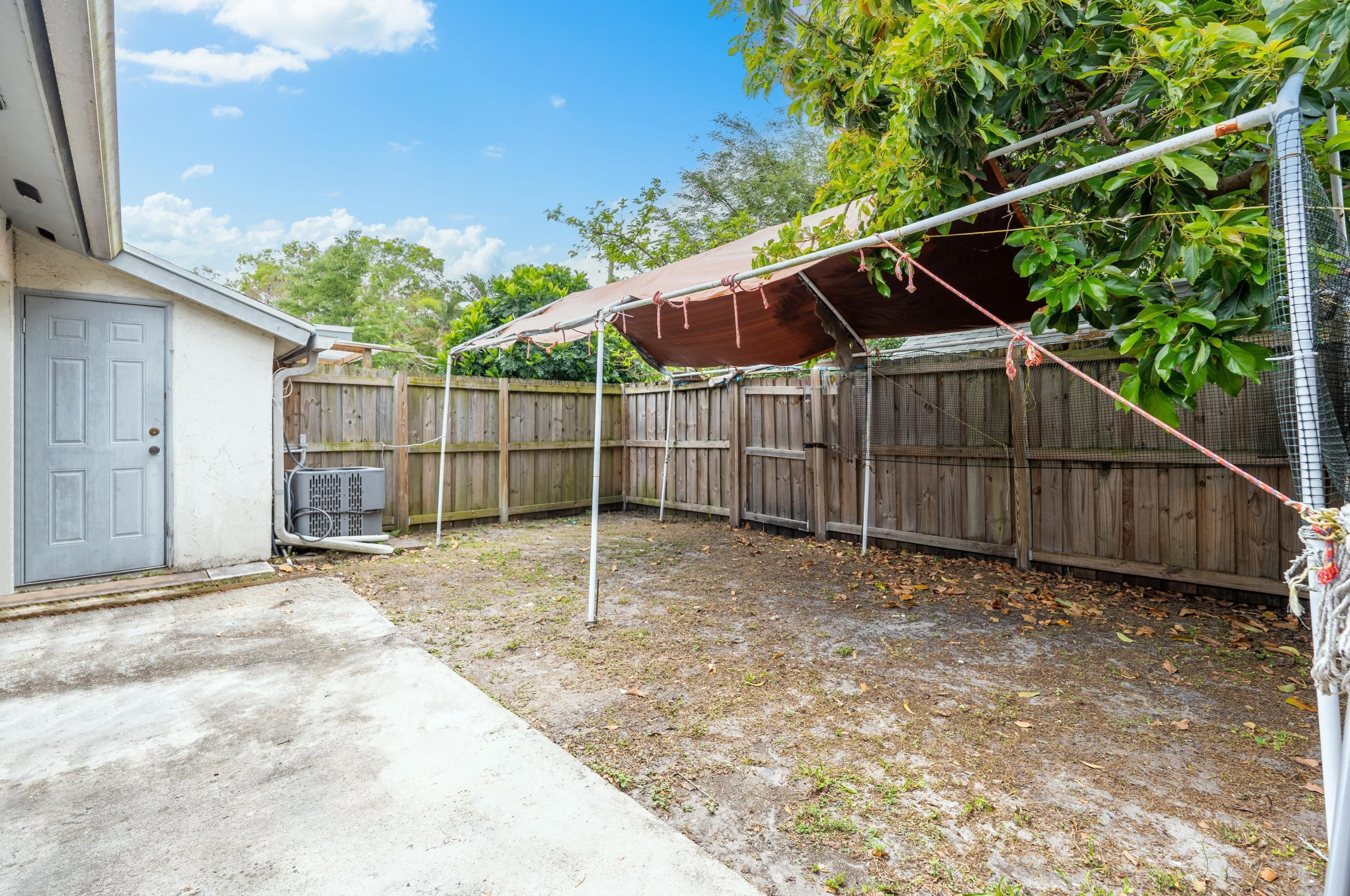 252 Palmetto Ct, Jupiter FL 33458-8803 exterior