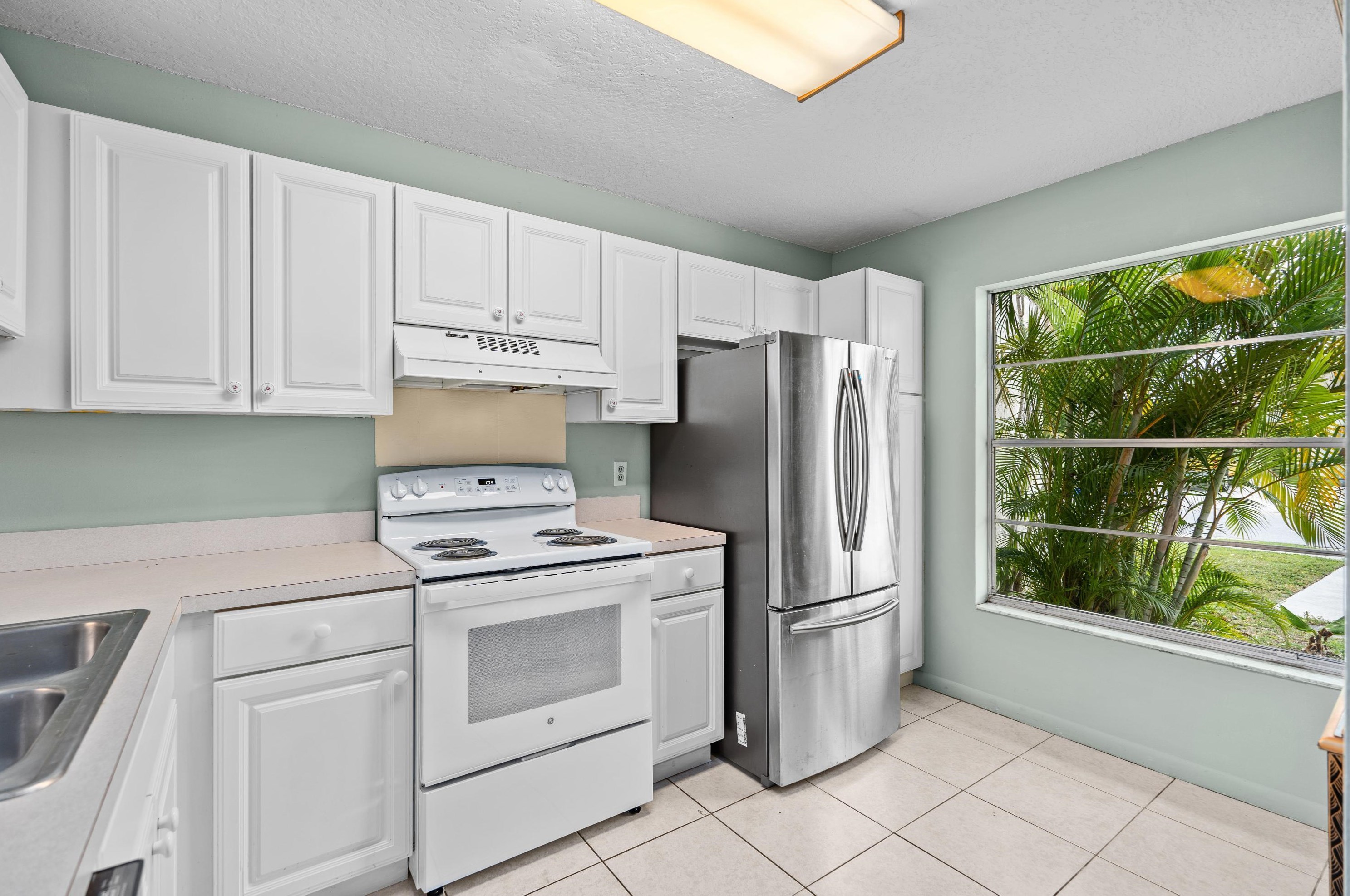252 Palmetto Ct, Jupiter FL 33458-8803 exterior