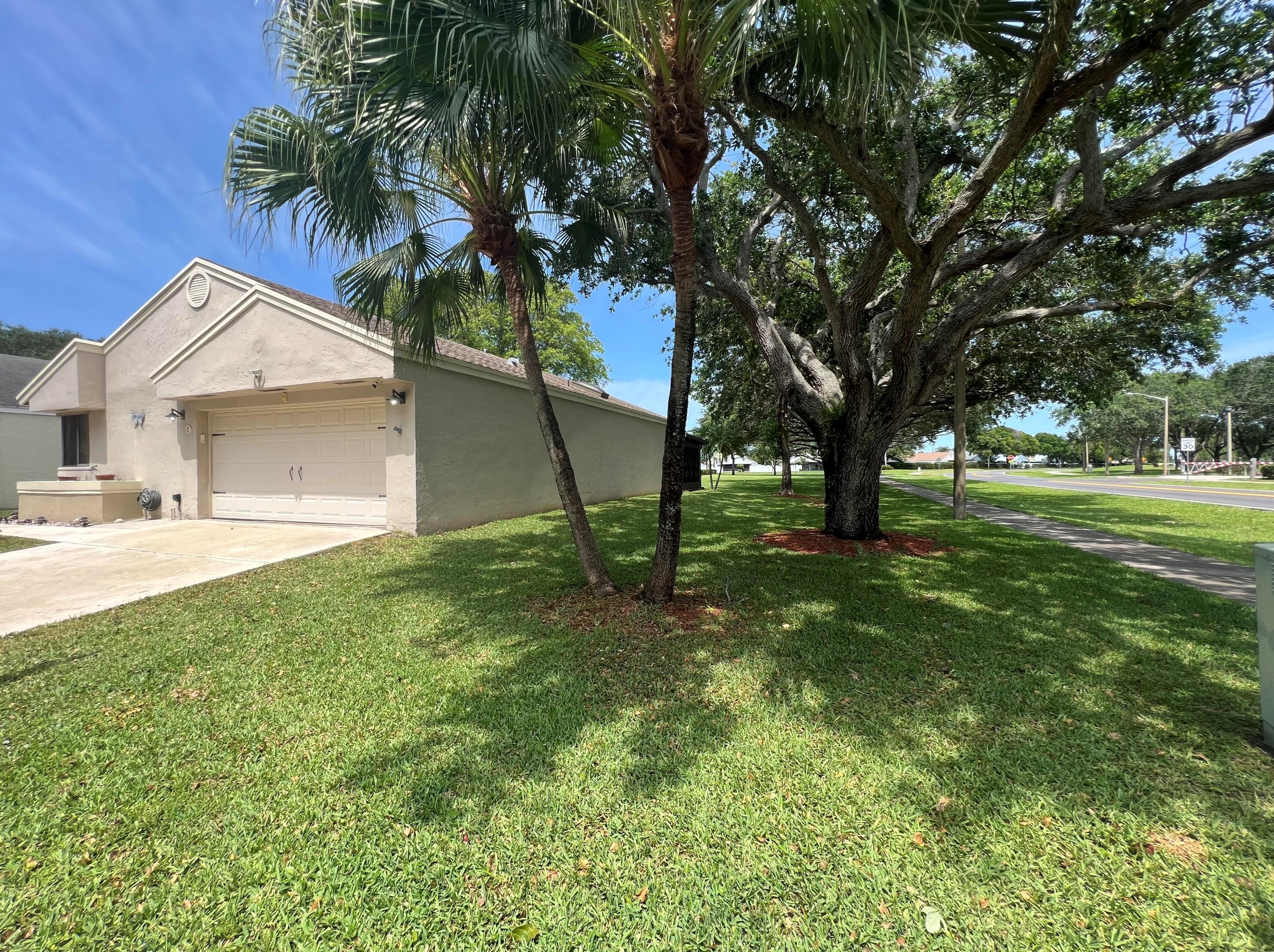 9 Chesterfield Dr, Boynton Beach, FL 33426-7608