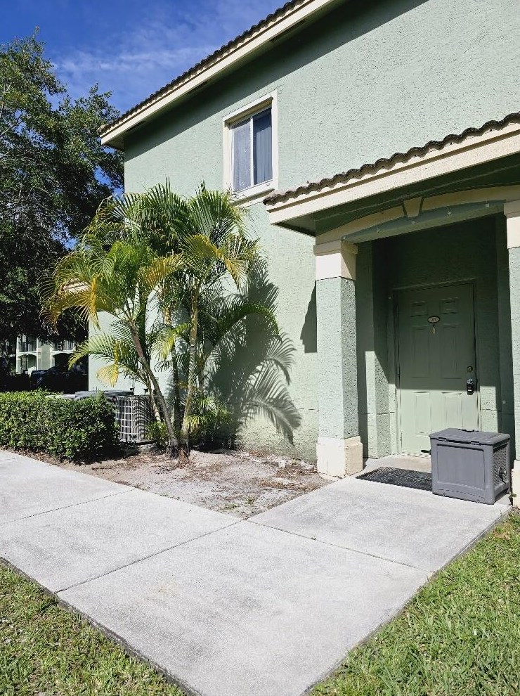 320 Crestwood Cir Apt 104, West Palm Beach, FL 33411