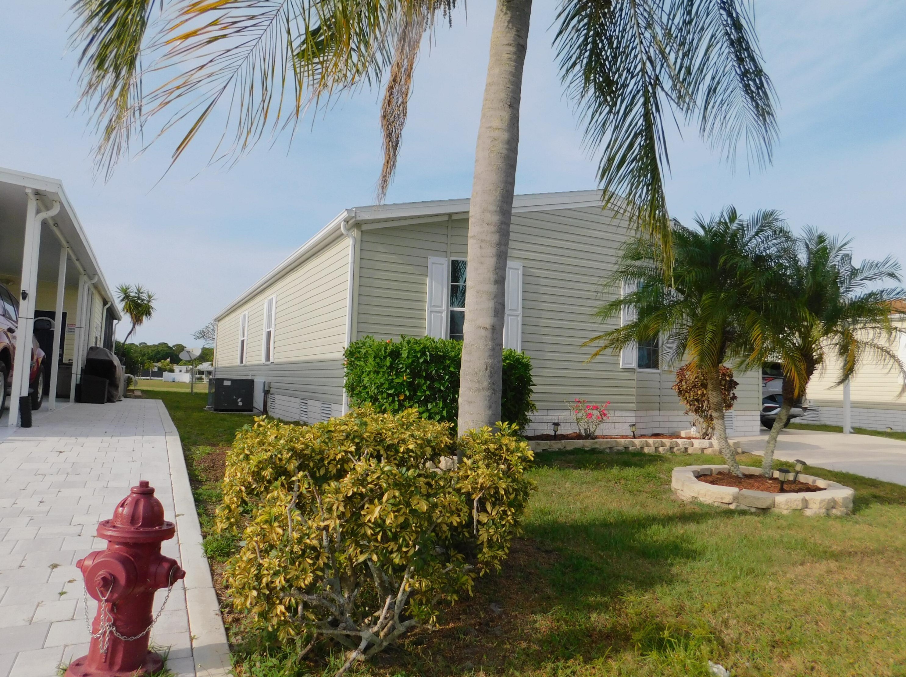 525 Hemingway Ter, Fort Pierce FL 34982-7965 exterior