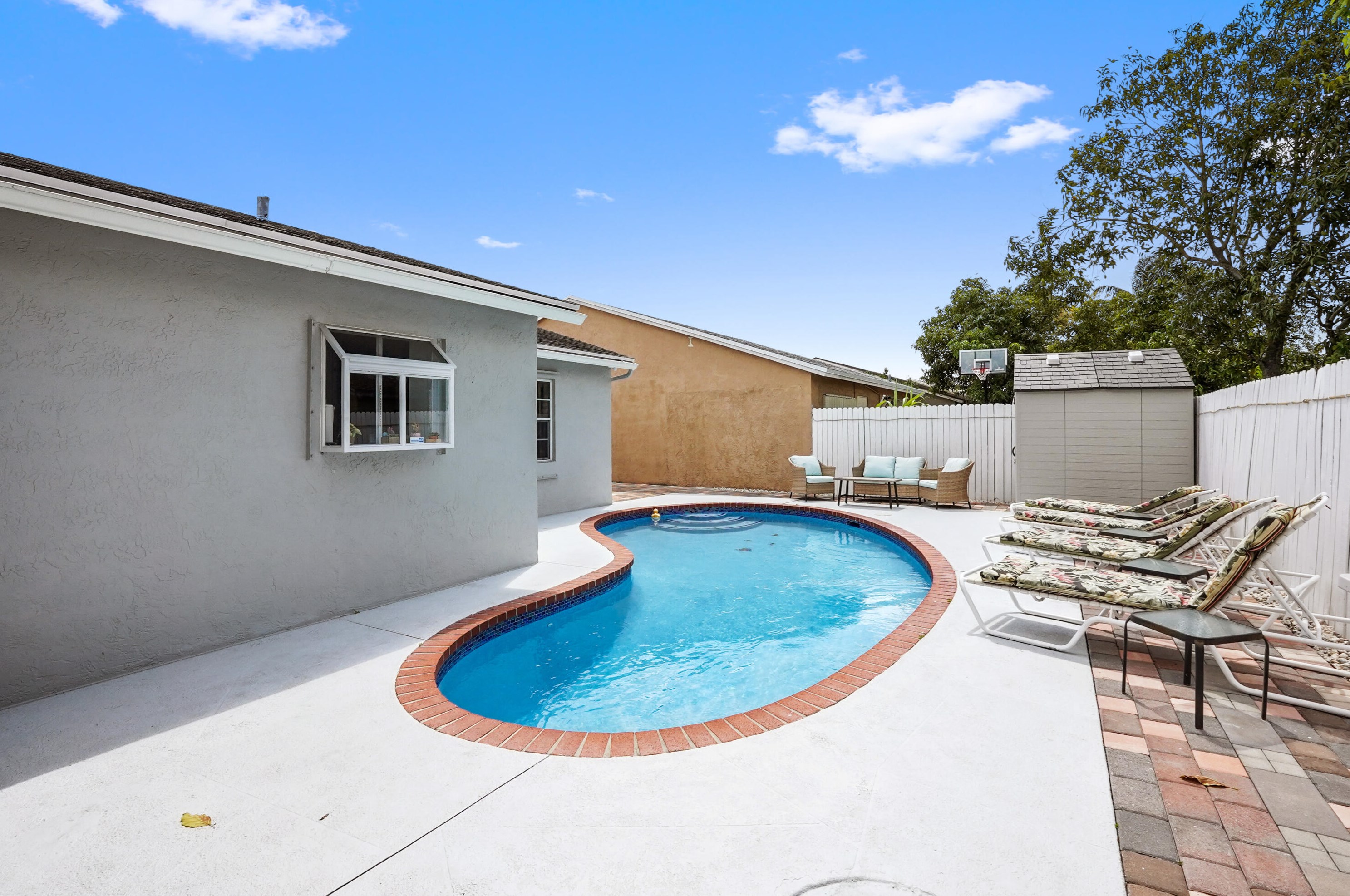 5978 Lincoln Cir, Lake Worth FL 33463-6743 exterior