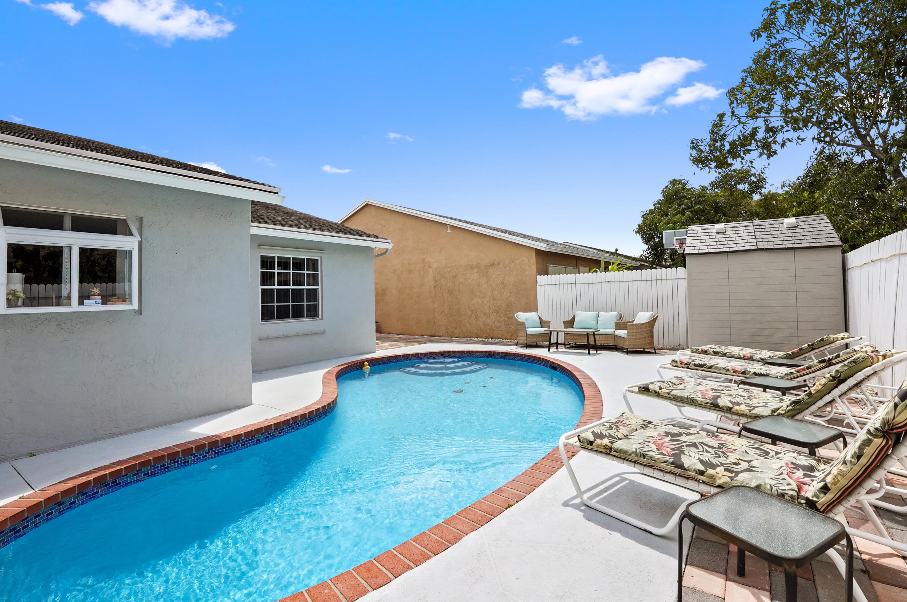 5978 Lincoln Cir, Lake Worth FL 33463-6743 exterior