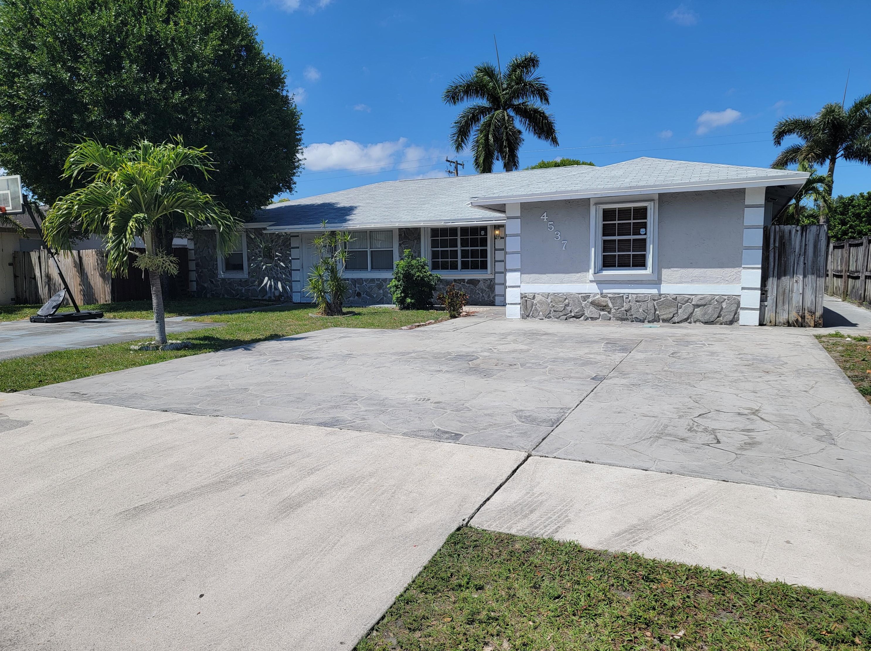 4537 Arthur St, West Palm Beach, FL 33418-5733