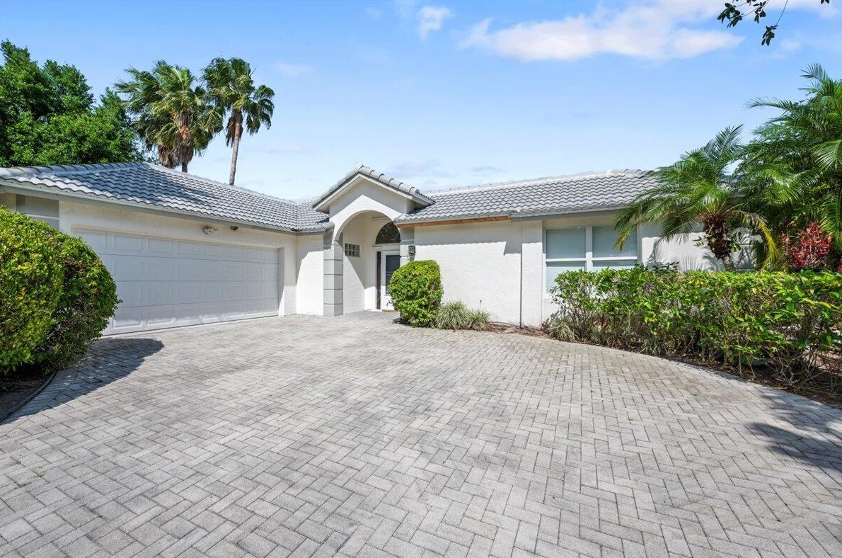 148 Private Pl, West Palm Beach, FL 33413-2147