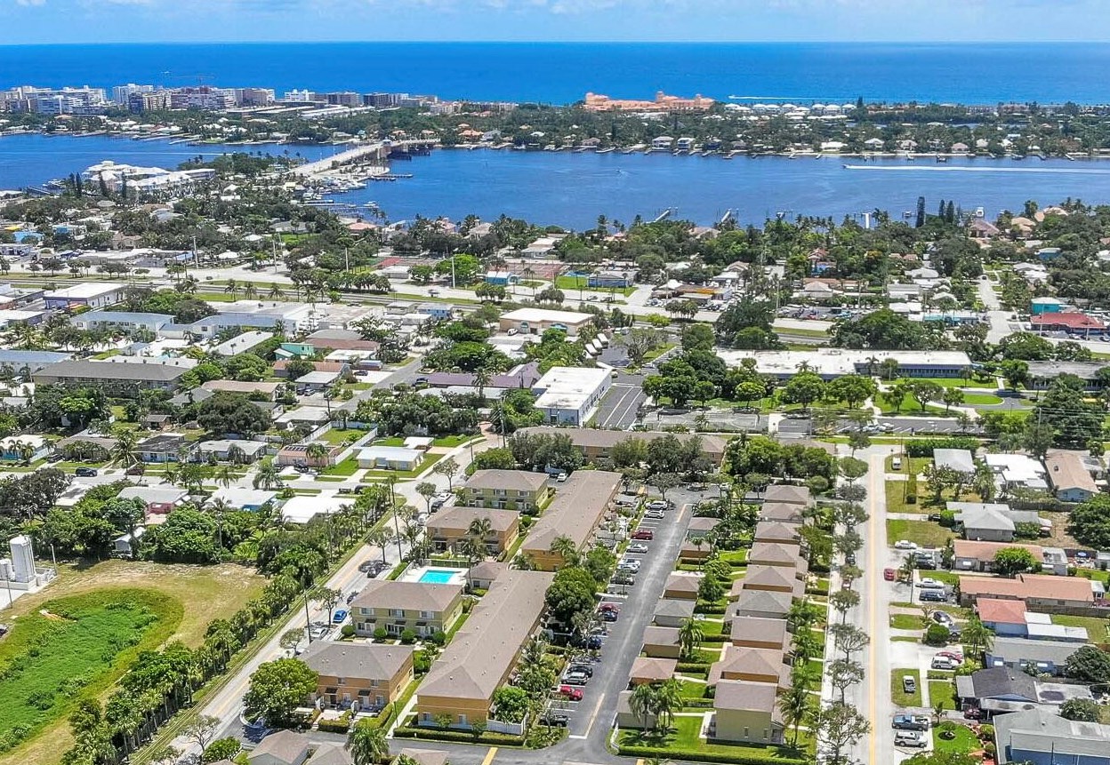 446 Bloxham St, Lake Worth, FL 33462-3187