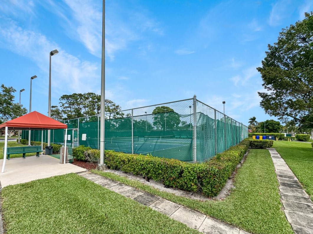 534 Franconia Cir, Lake Worth FL  33467-2769 exterior