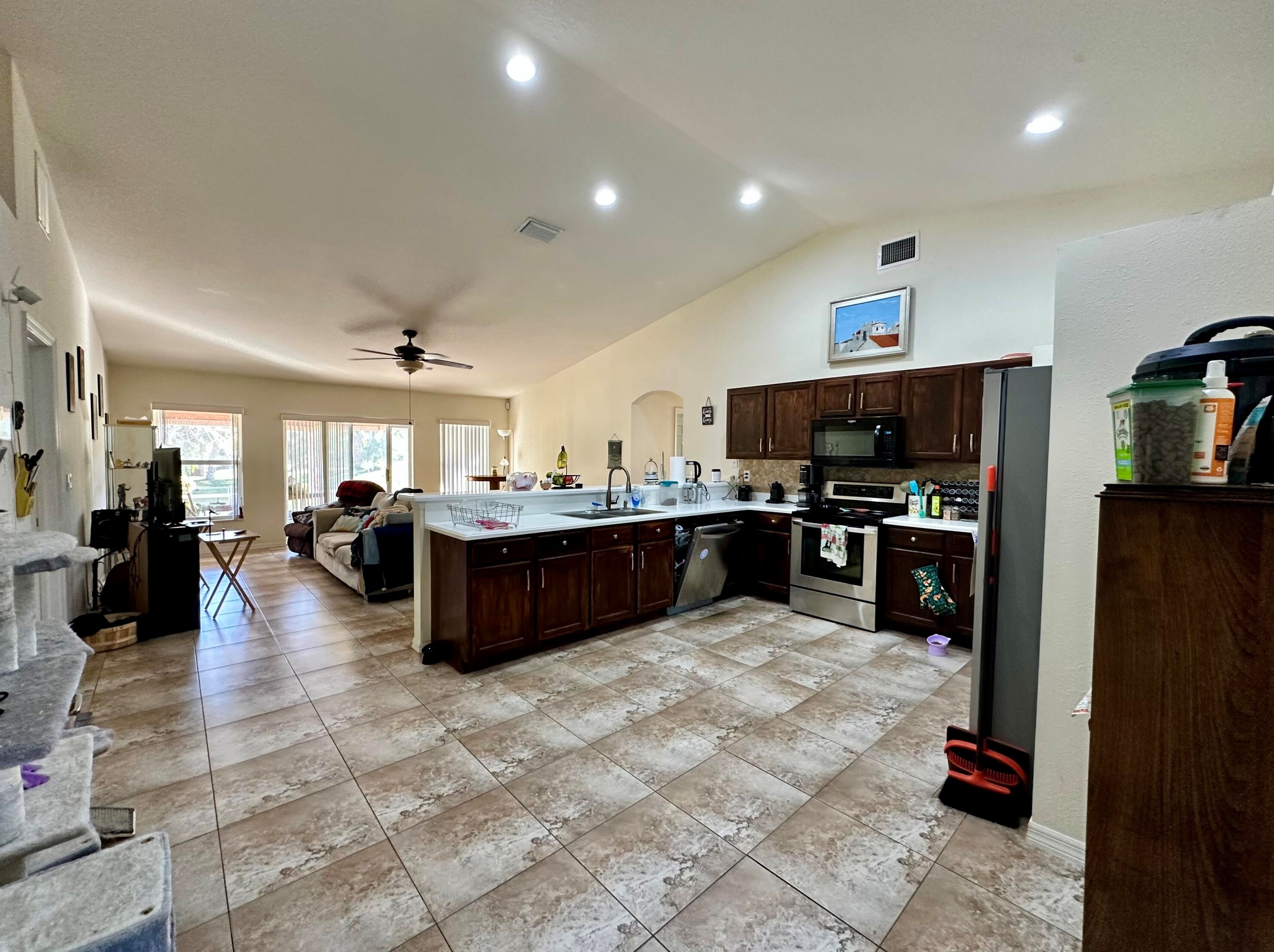 466 Essex Dr, Fort Pierce FL 34946-1229 exterior