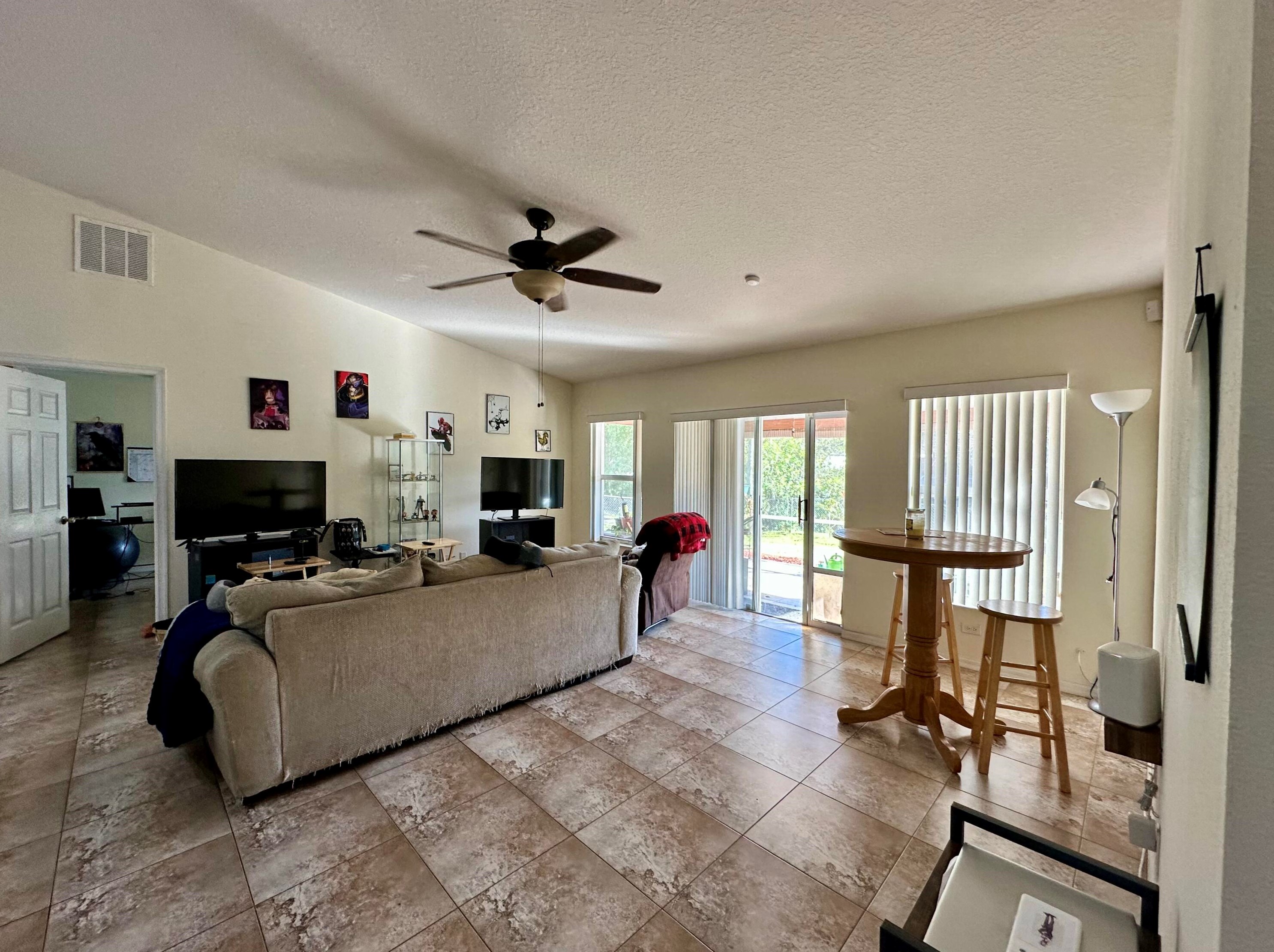 466 Essex Dr, Fort Pierce FL 34946-1229 exterior