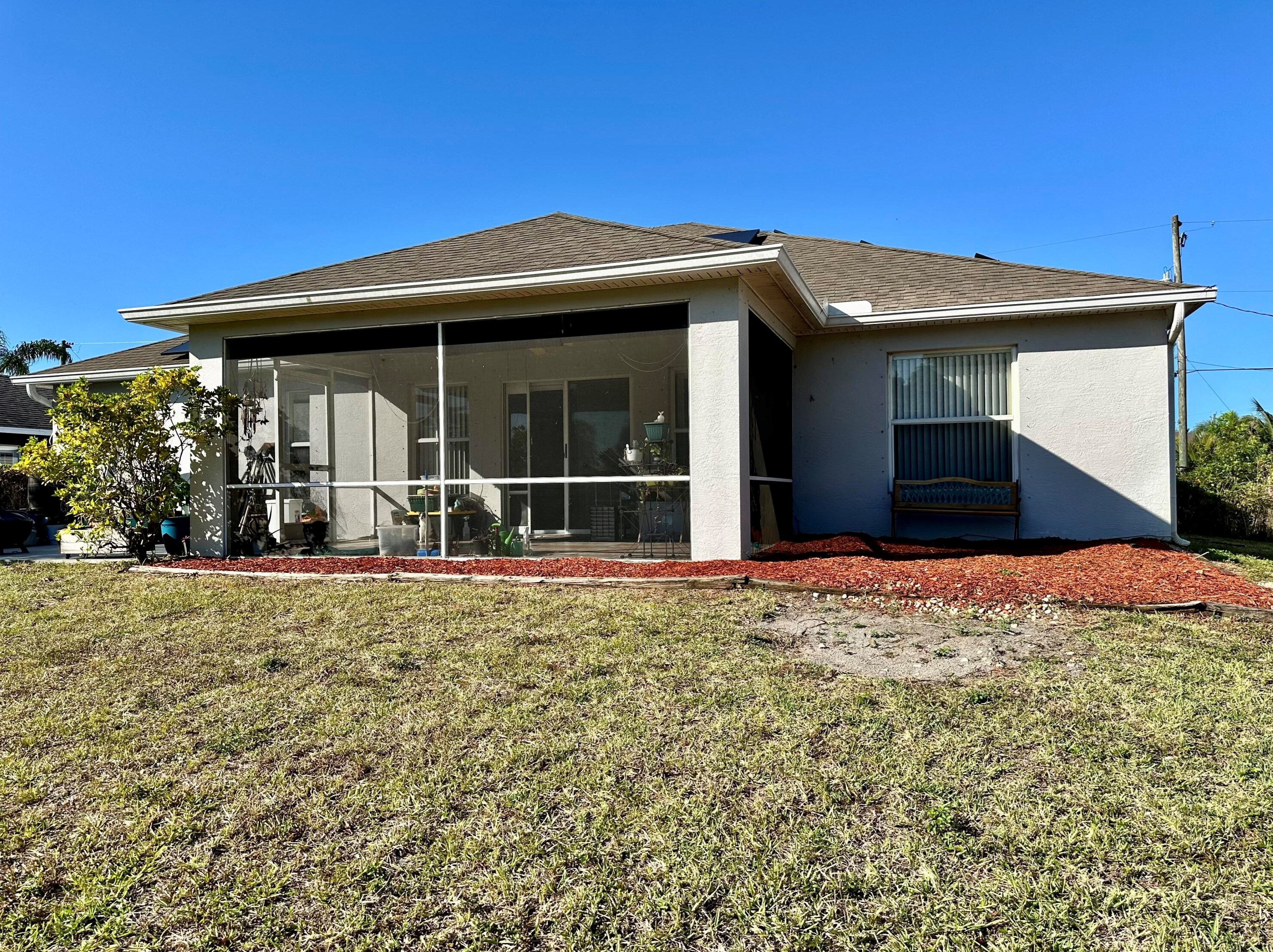 466 Essex Dr, Fort Pierce FL 34946-1229 exterior