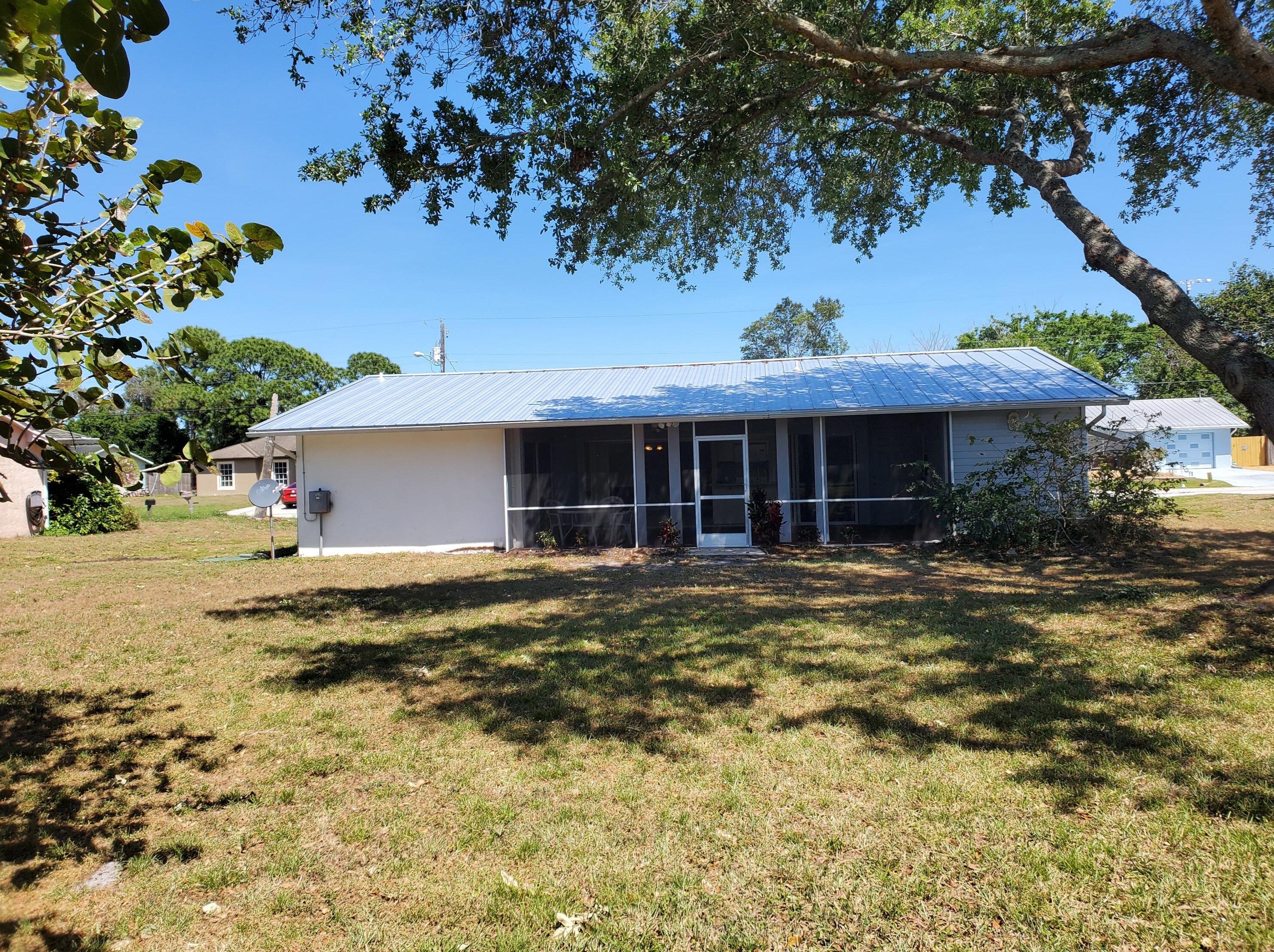 358 Curtis St, Fort Pierce FL 34983-1916 exterior