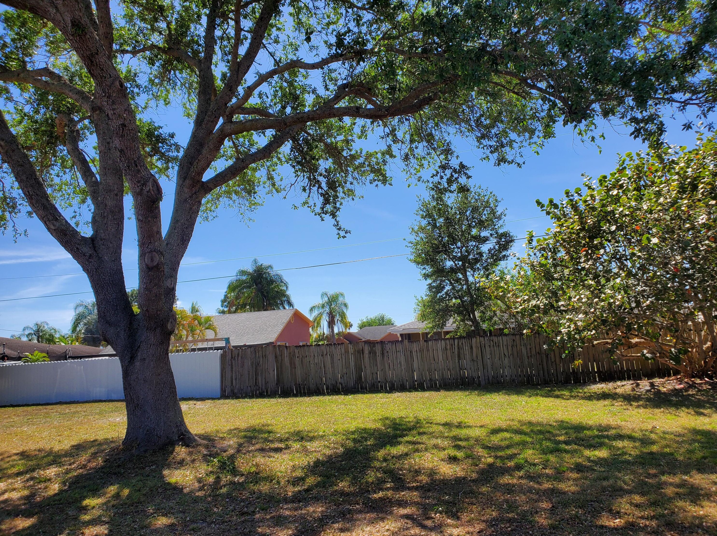 358 Curtis St, Fort Pierce FL 34983-1916 exterior