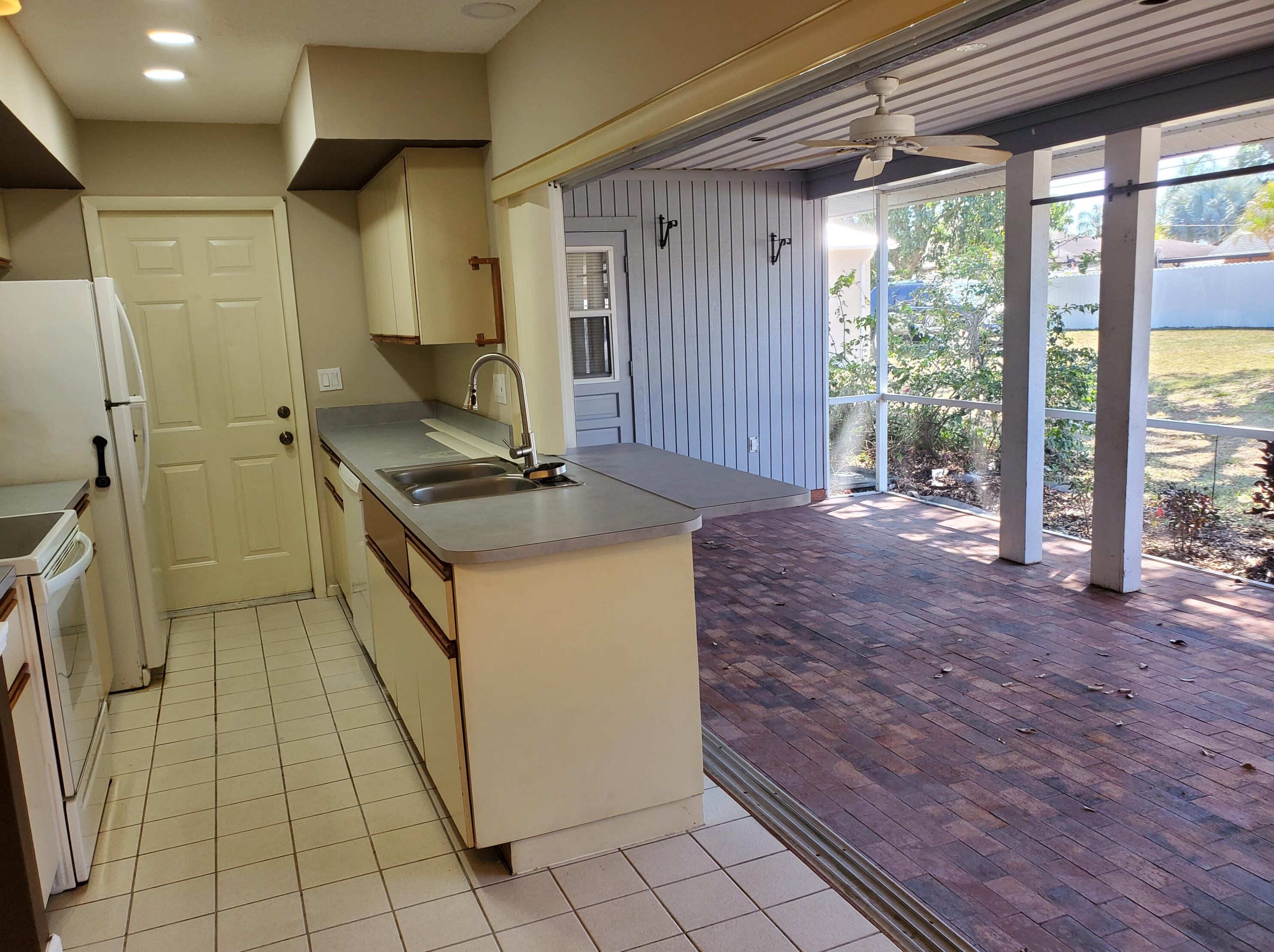 358 Curtis St, Fort Pierce FL 34983-1916 exterior