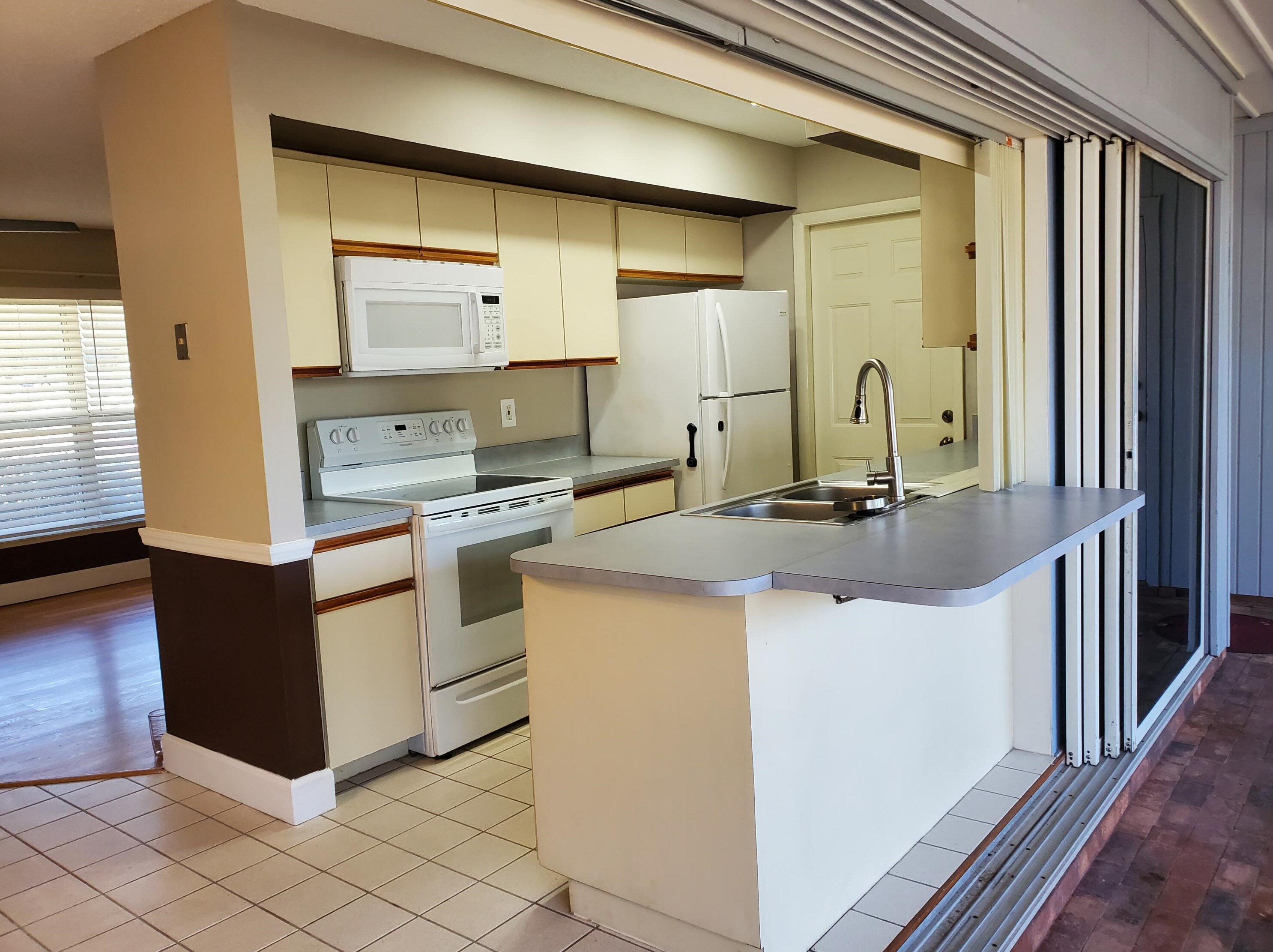 358 Curtis St, Fort Pierce FL 34983-1916 exterior