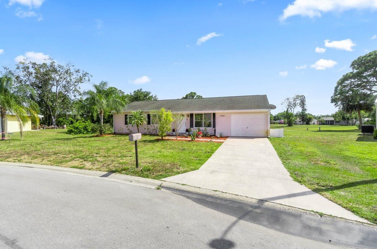 1961 Redwing Cir, Fort Pierce, FL 34952-8834