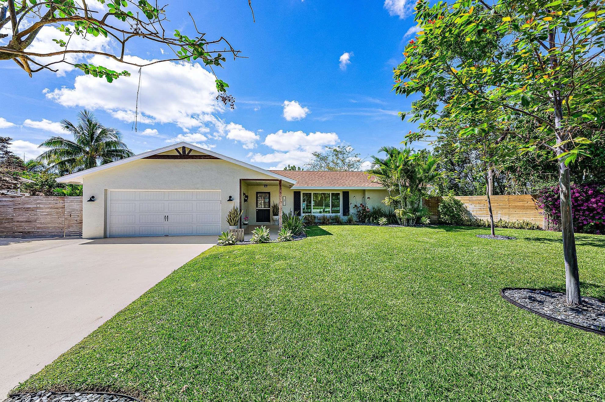 3 Chapel Cir, Jupiter, FL 33469