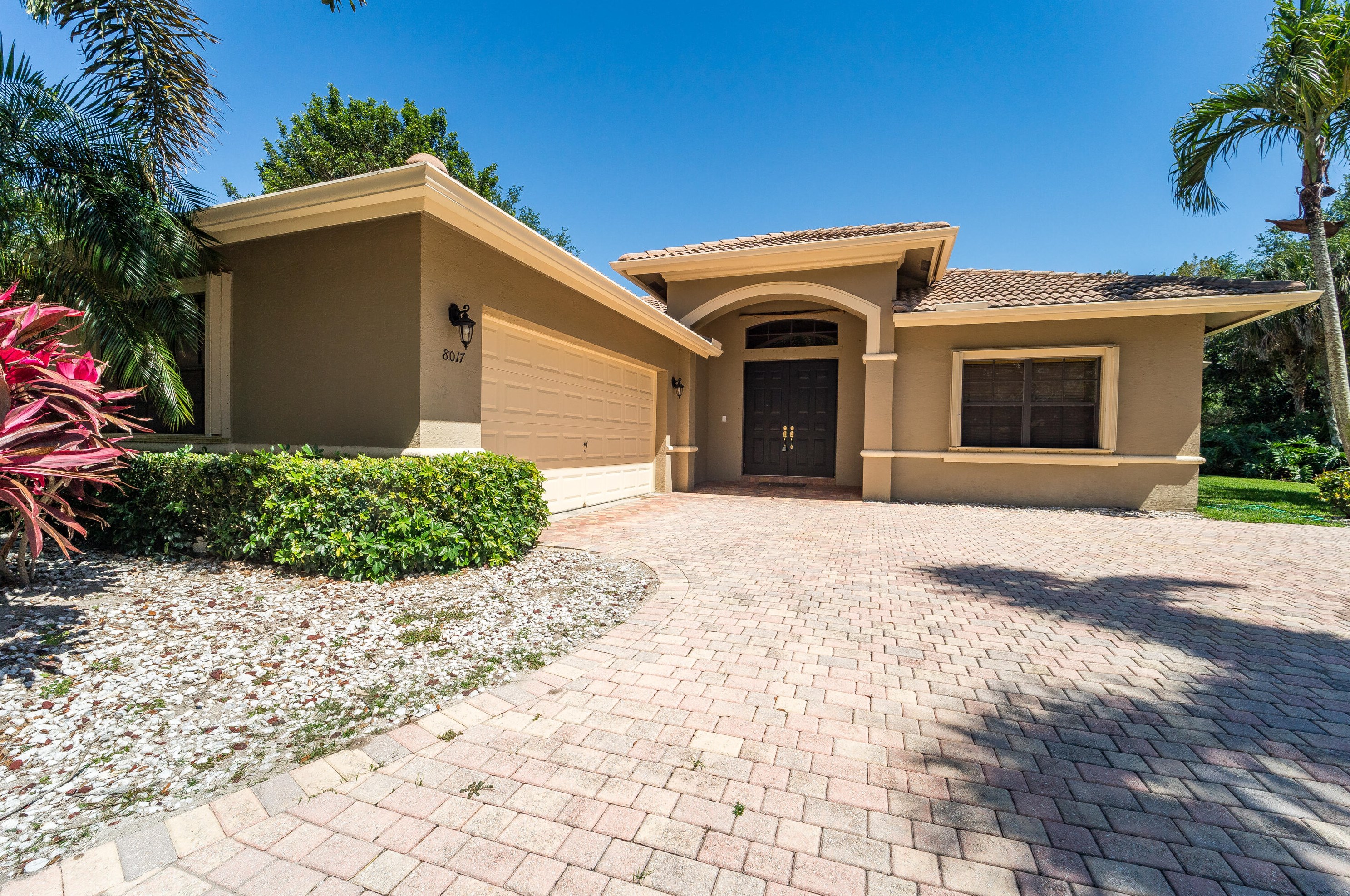 8017 Via Grande, Boynton Beach FL  33437-7522 exterior